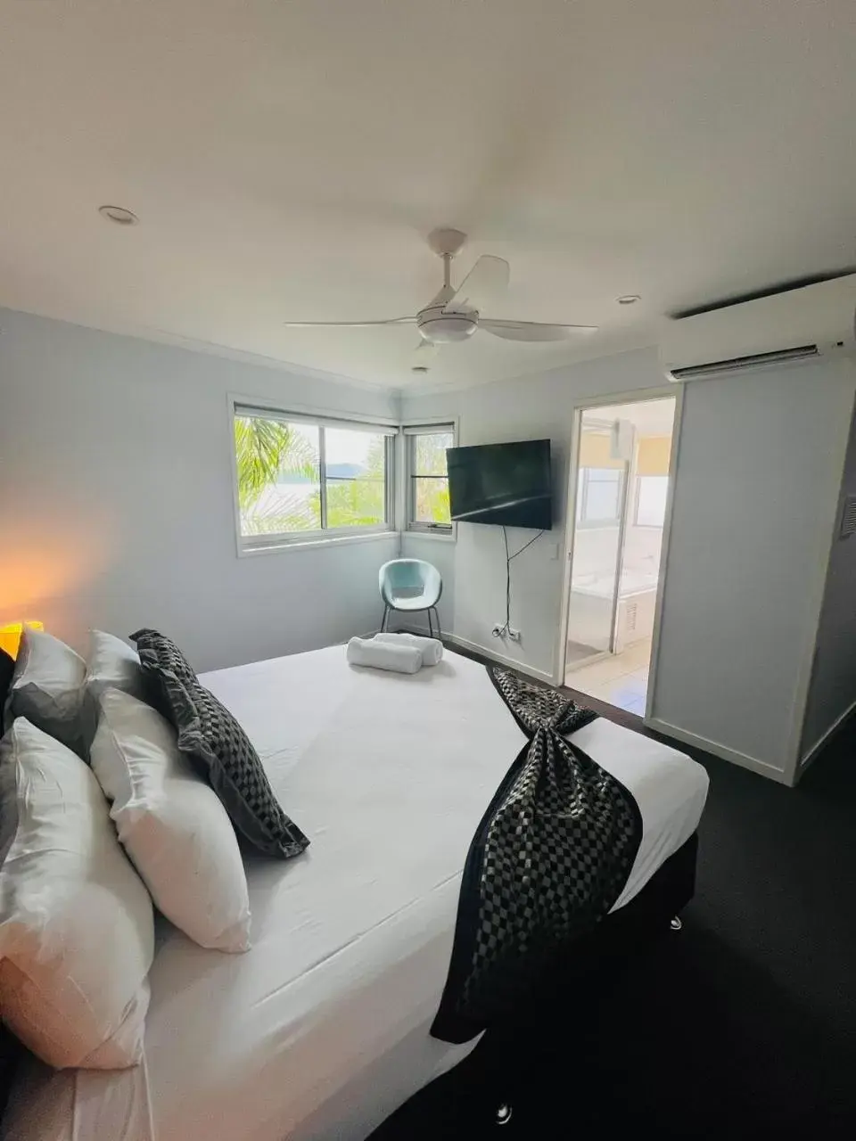 Bedroom, Bed in at Marina Shores