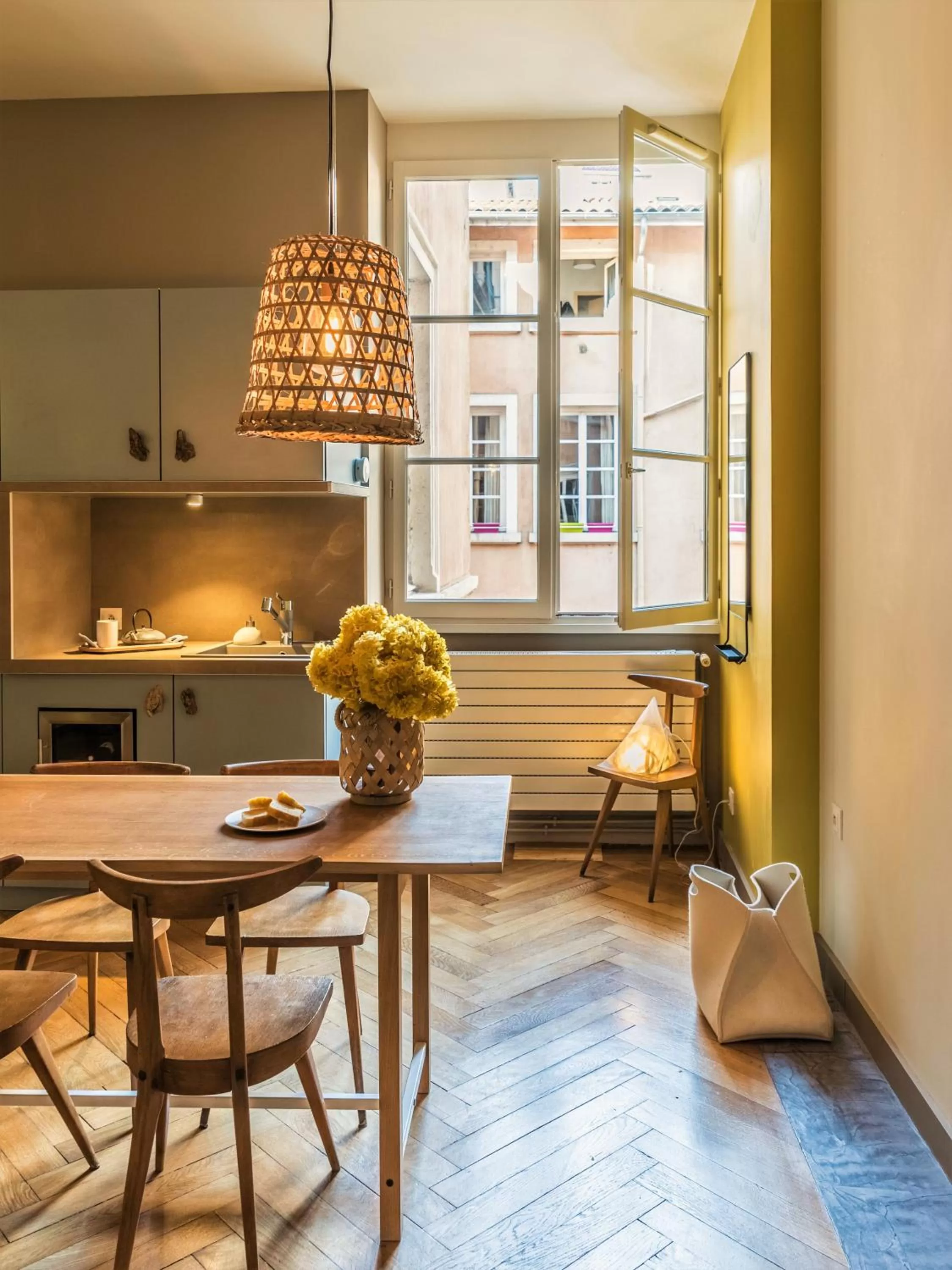 Kitchen or kitchenette, Dining Area in MiHotel Bellecour
