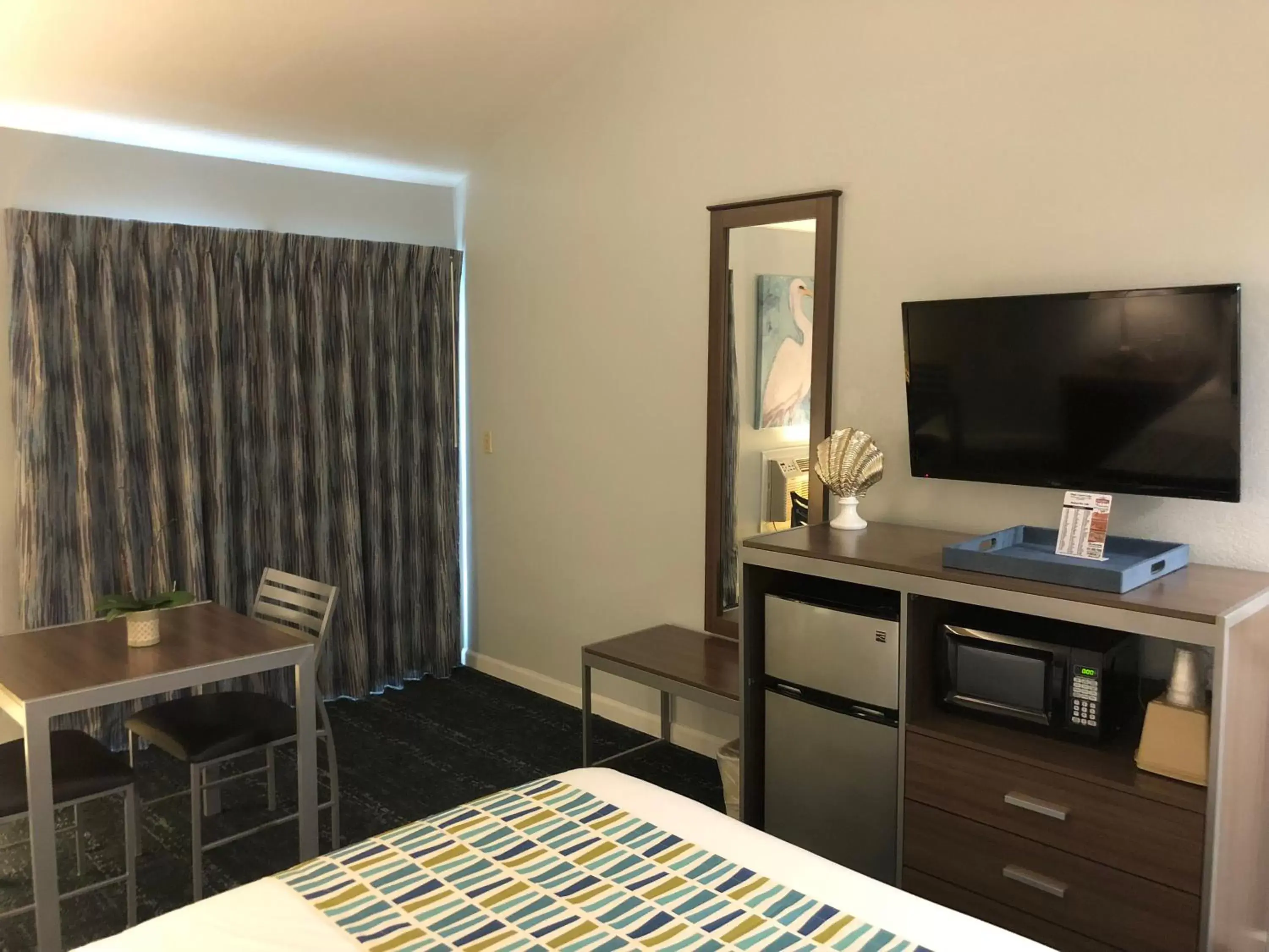 Photo of the whole room, TV/Entertainment Center in Sand Dollar Inn