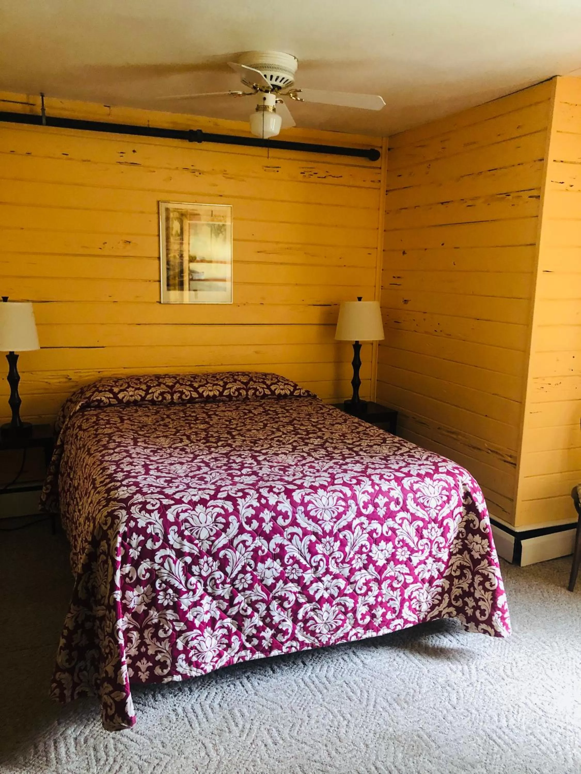 Bed in Gray Ghost Inn