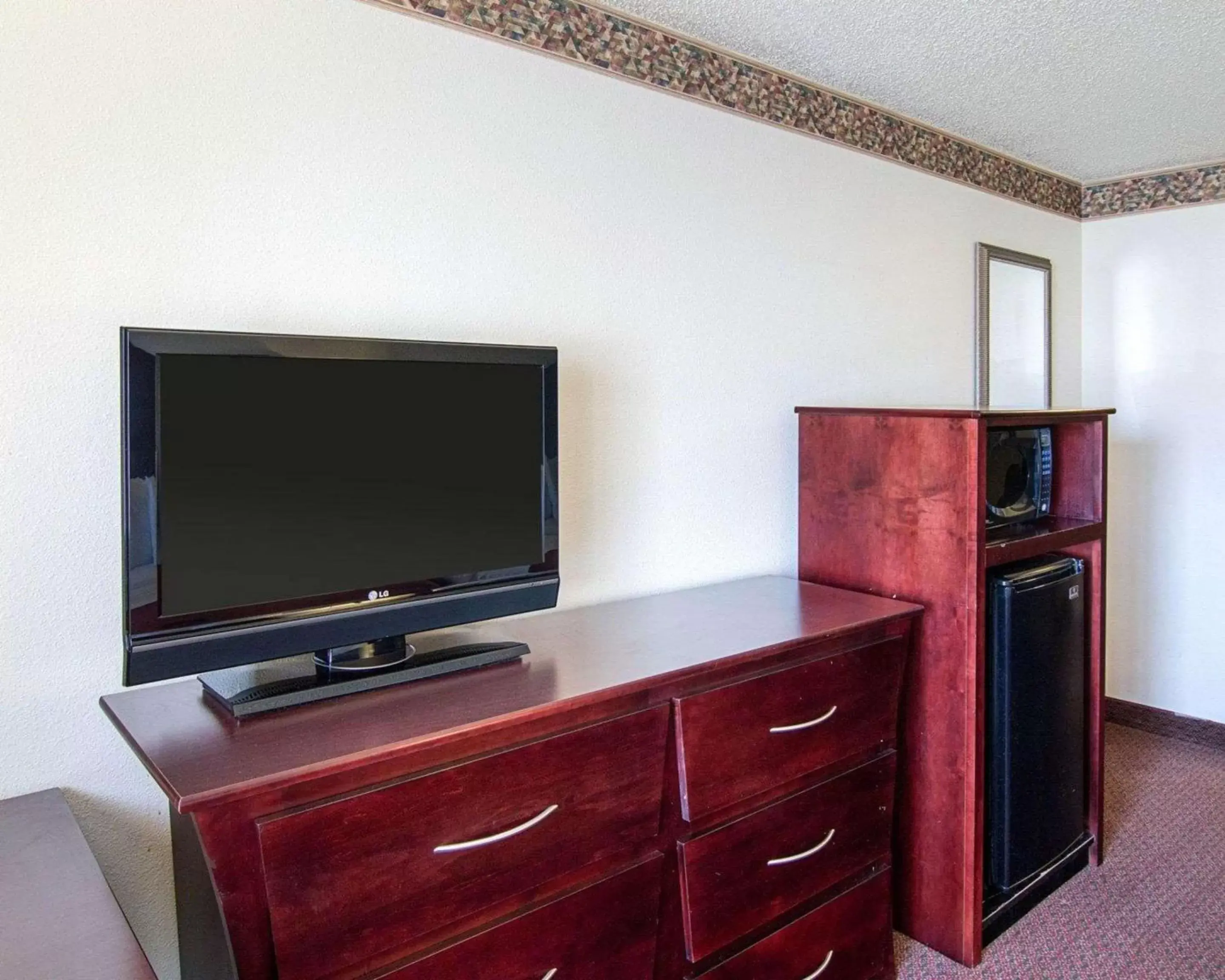 Photo of the whole room, TV/Entertainment Center in Quality Inn Midland