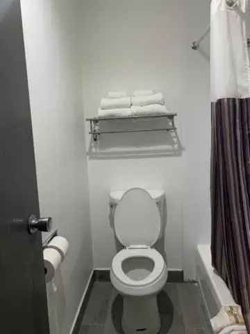 Toilet, Bathroom in La Quinta Inn by Wyndham Cincinnati North