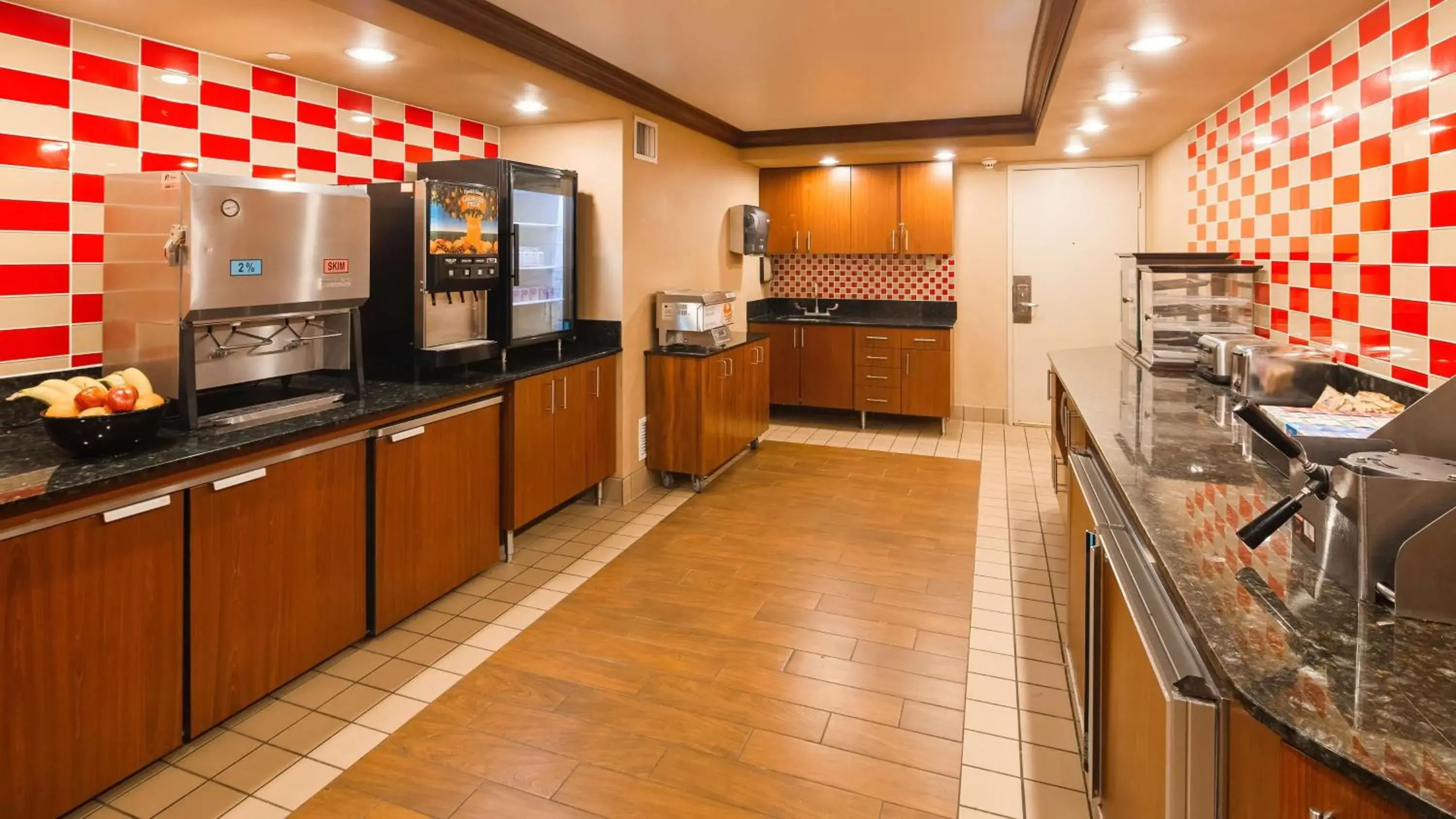 Dining area, Kitchen/Kitchenette in Best Western Plus White Bear Country Inn