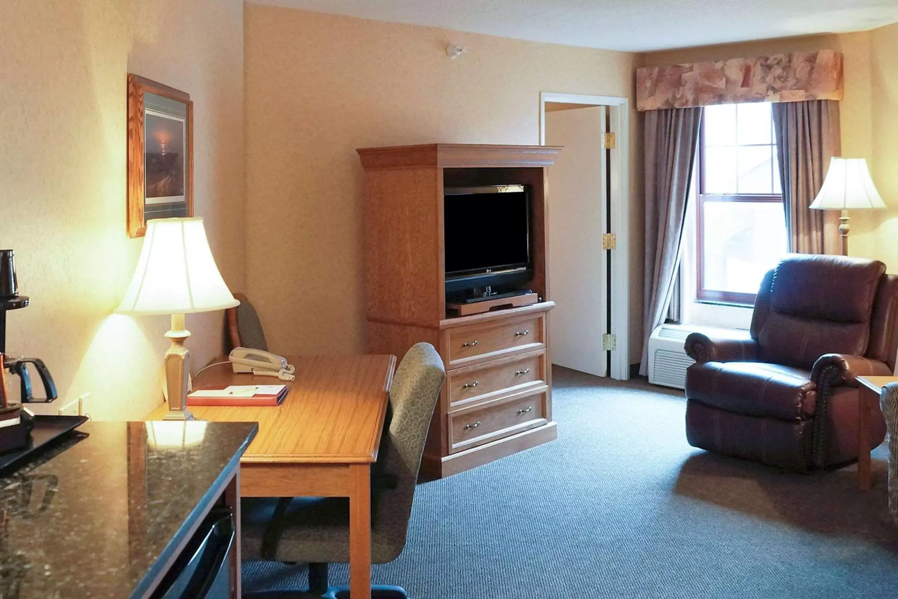 Photo of the whole room, Seating Area in Norfolk Lodge & Suites, Ascend Hotel Collection