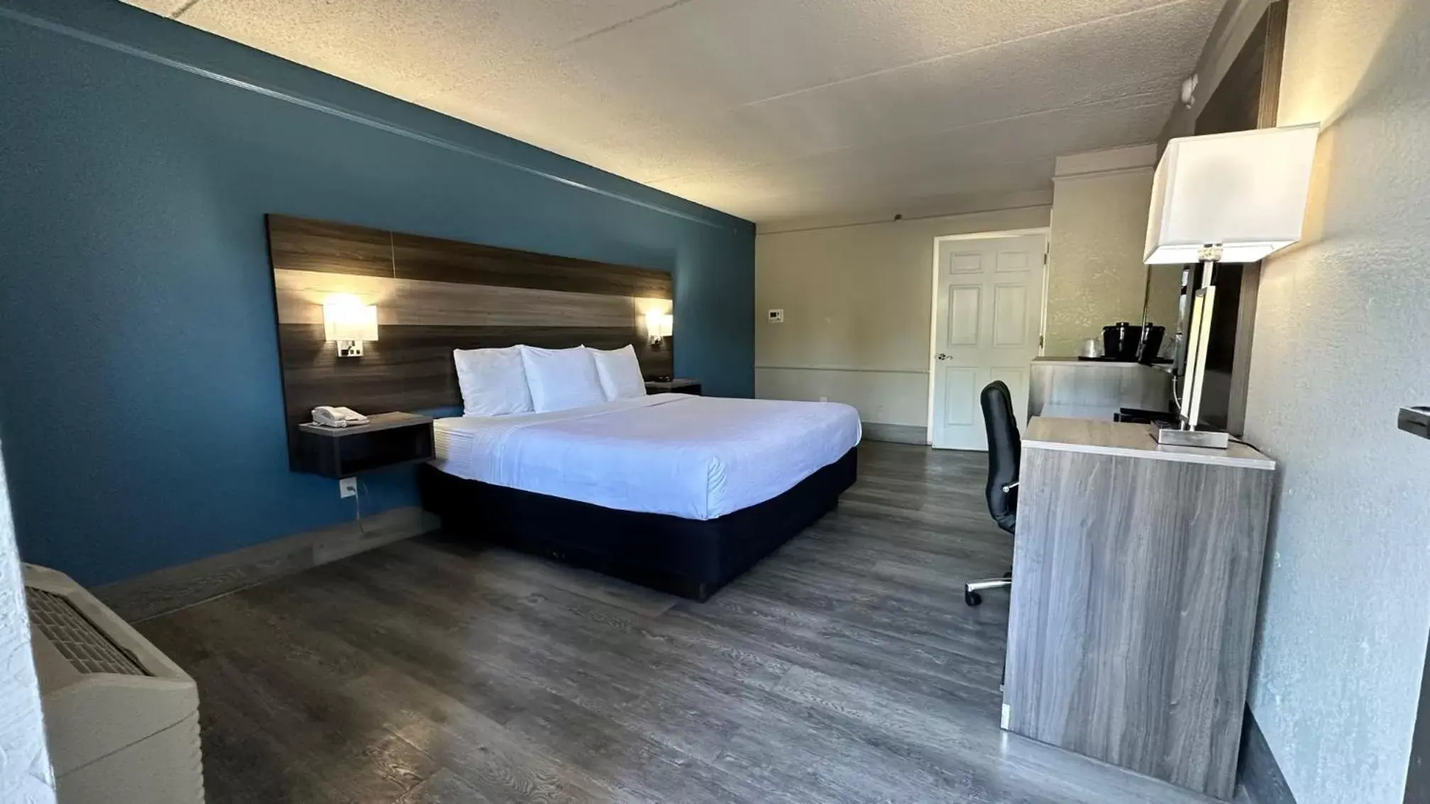 Photo of the whole room, Bed in La Quinta Inn by Wyndham San Diego Vista