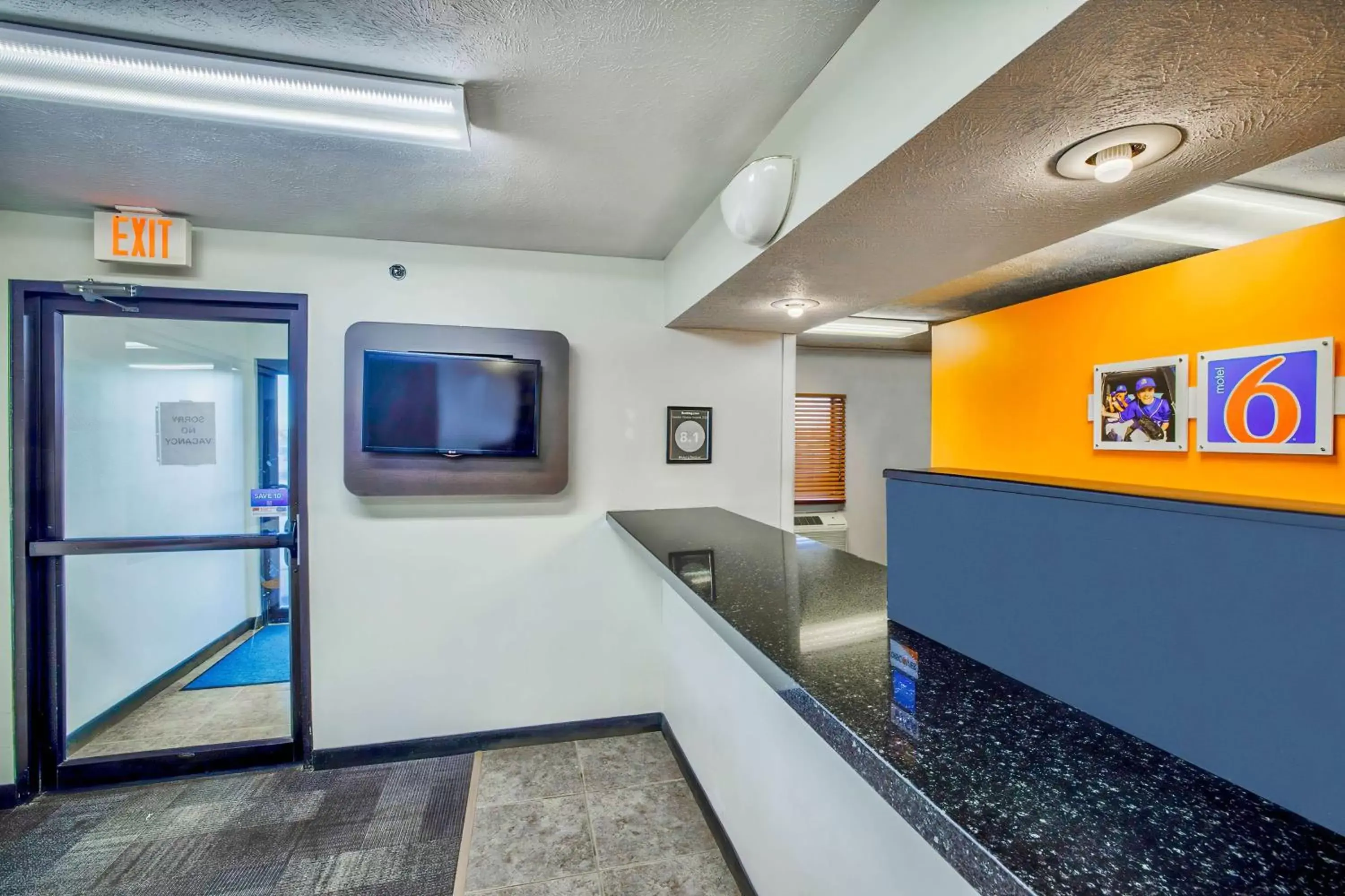 Lobby or reception, Kitchen/Kitchenette in Motel 6-Percival, IA
