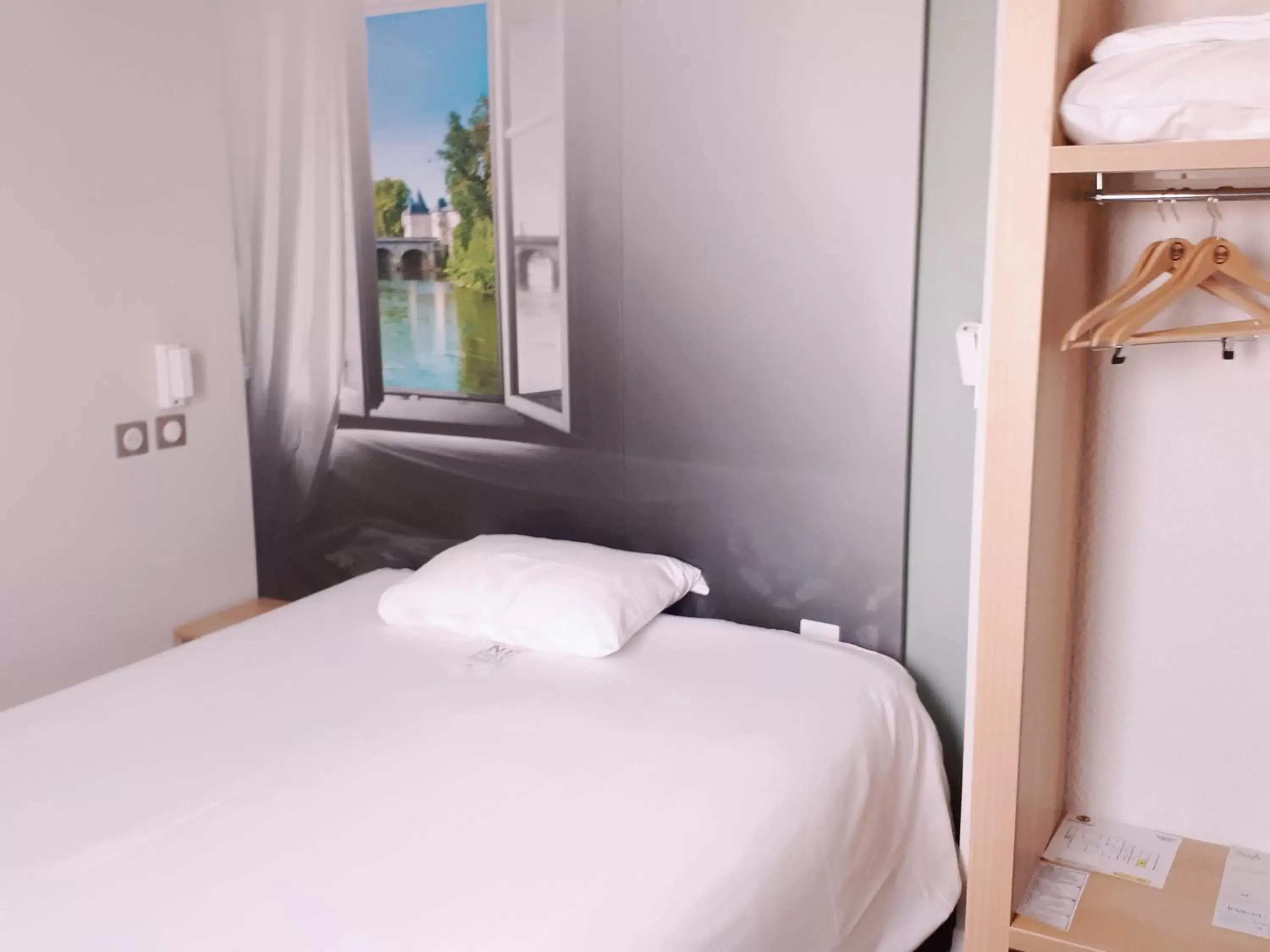 Double Room in B&B HOTEL Chatellerault Double Room in B&B HOTEL Chatellerault