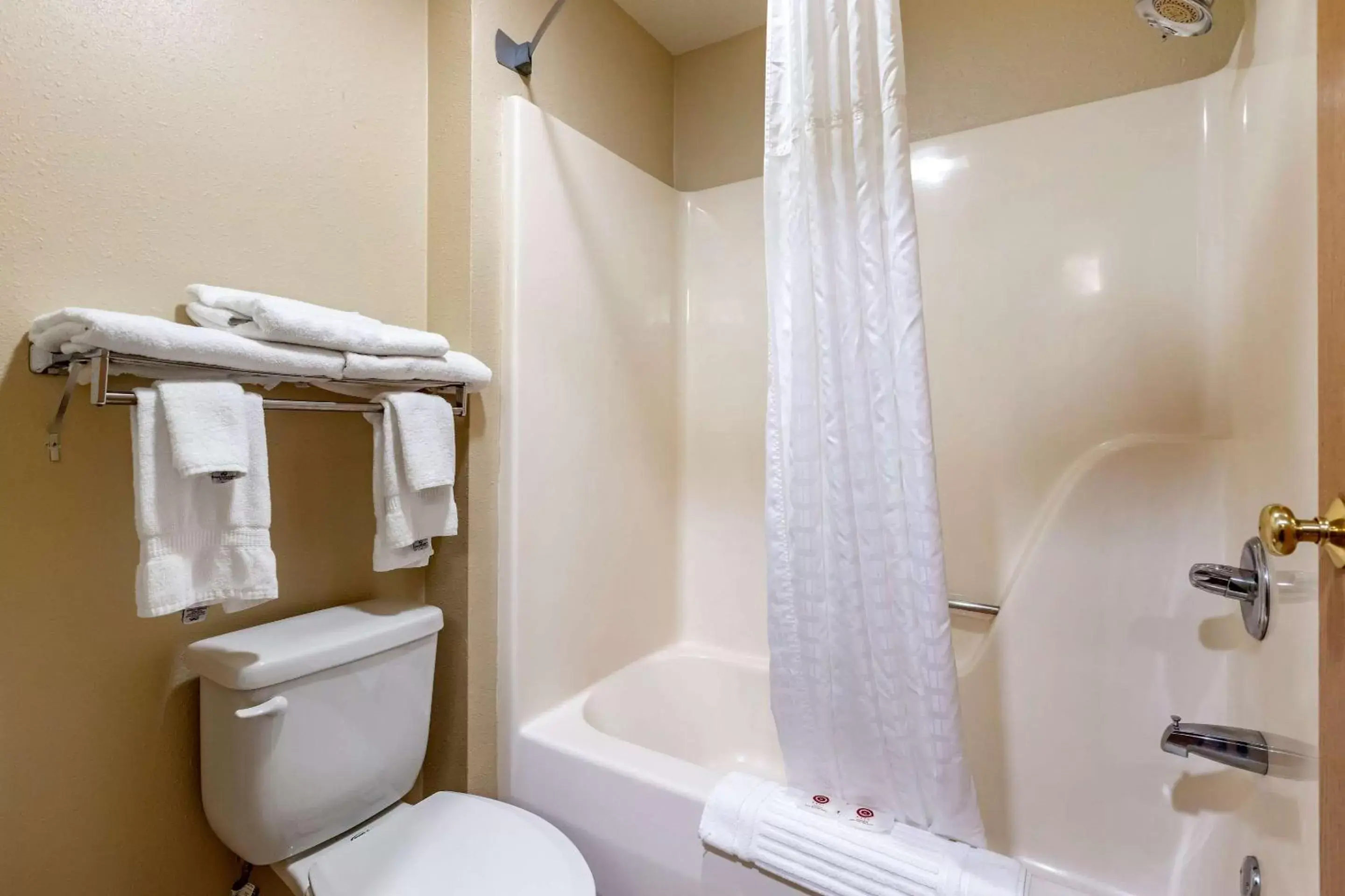 Photo of the whole room, Bathroom in Comfort Inn & Suites Cedar Rapids North - Collins Road