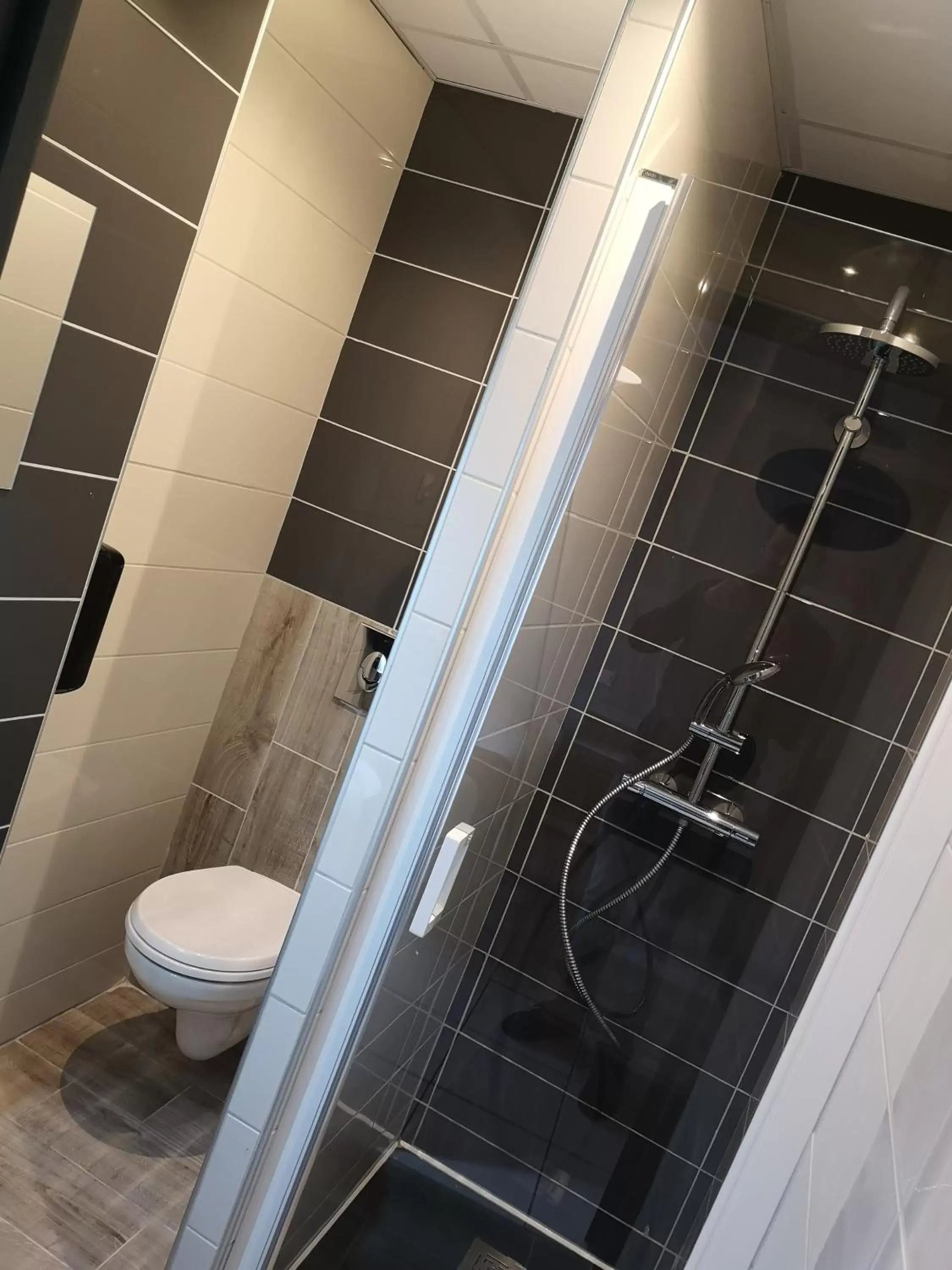 Shower, Bathroom in Hotel du Languedoc