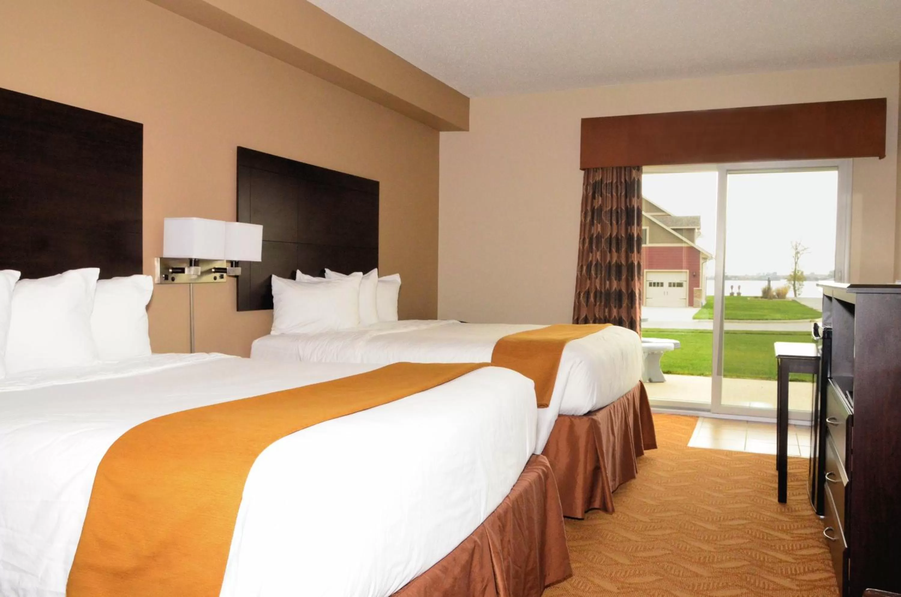 Bed in Cobblestone Inn & Suites - Lake View