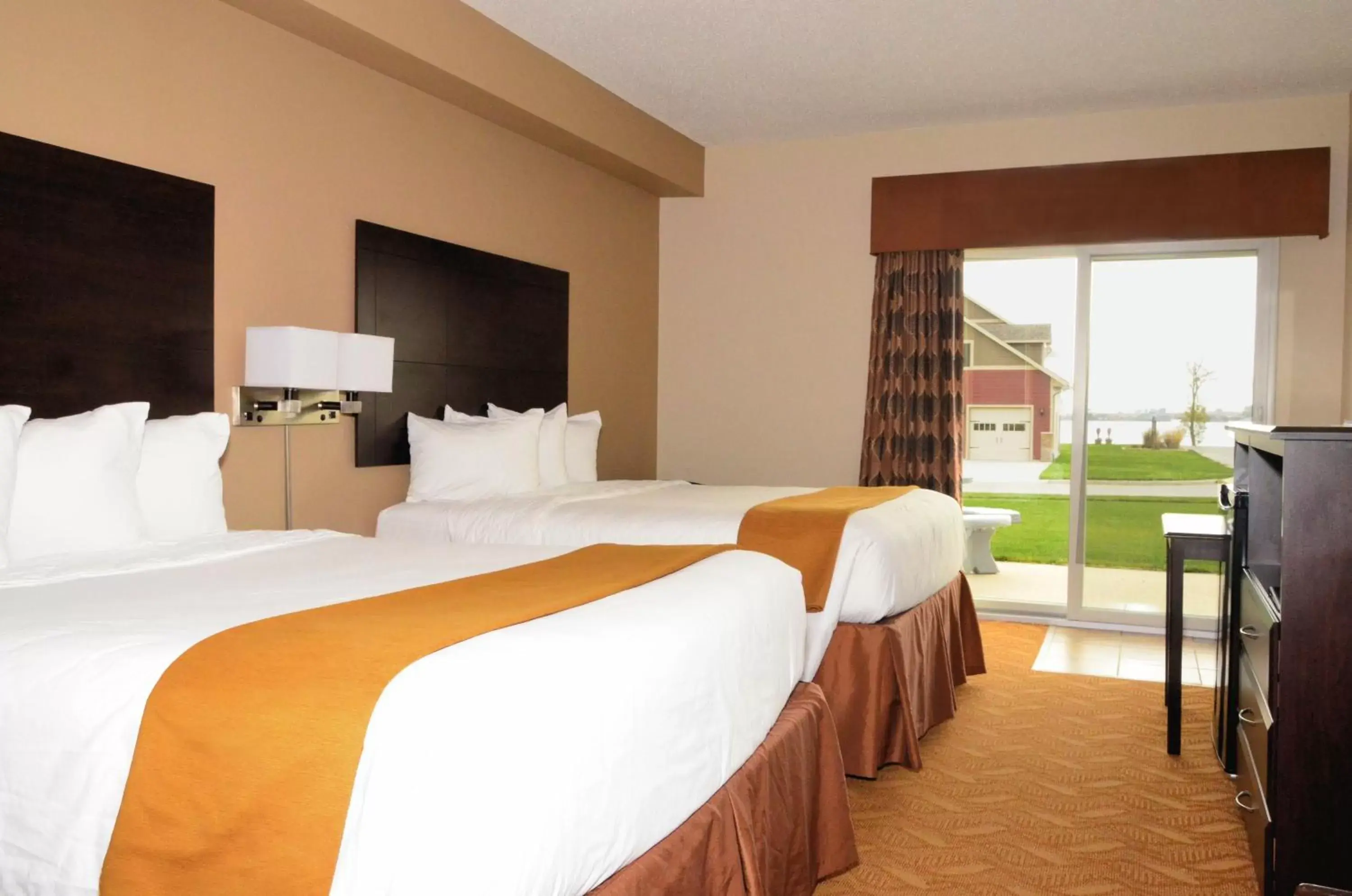Bed in Cobblestone Inn & Suites - Lake View Bed in Cobblestone Inn & Suites - Lake View