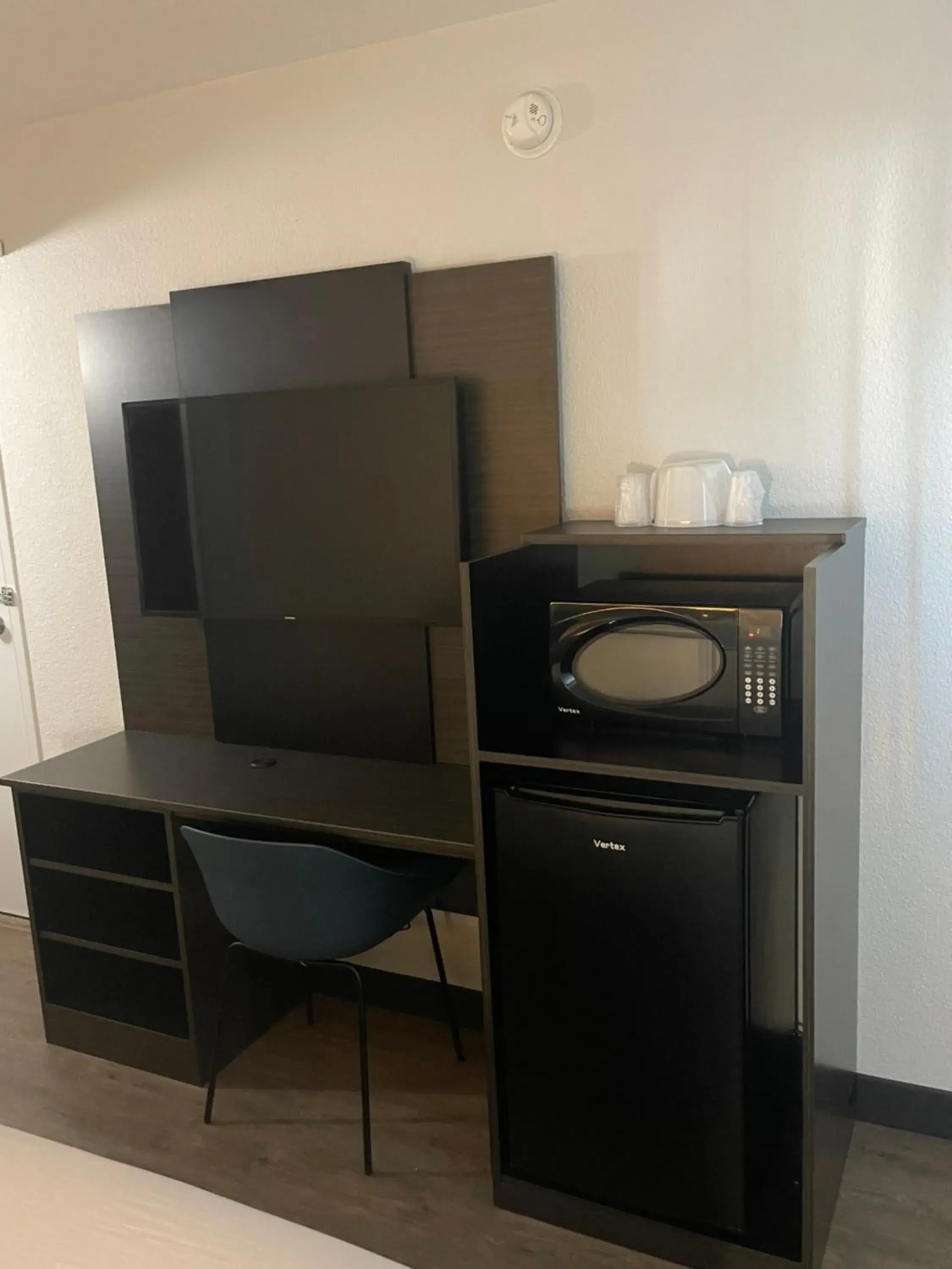 TV and multimedia, Kitchen/Kitchenette in Motel 6-Bakersfield, CA - South