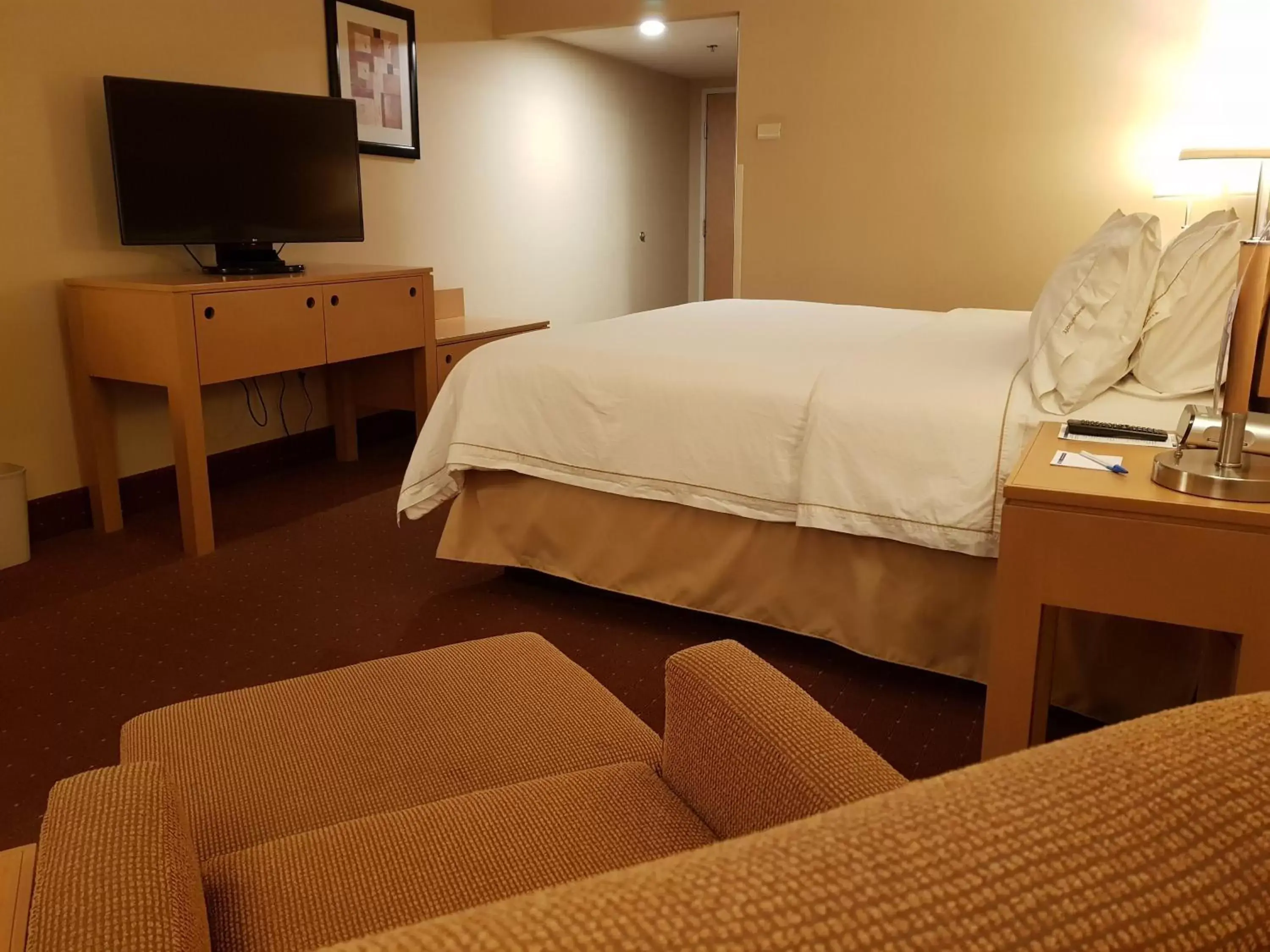 Photo of the whole room, Bed in Holiday Inn Express Saltillo Zona Aeropuerto, an IHG Hotel