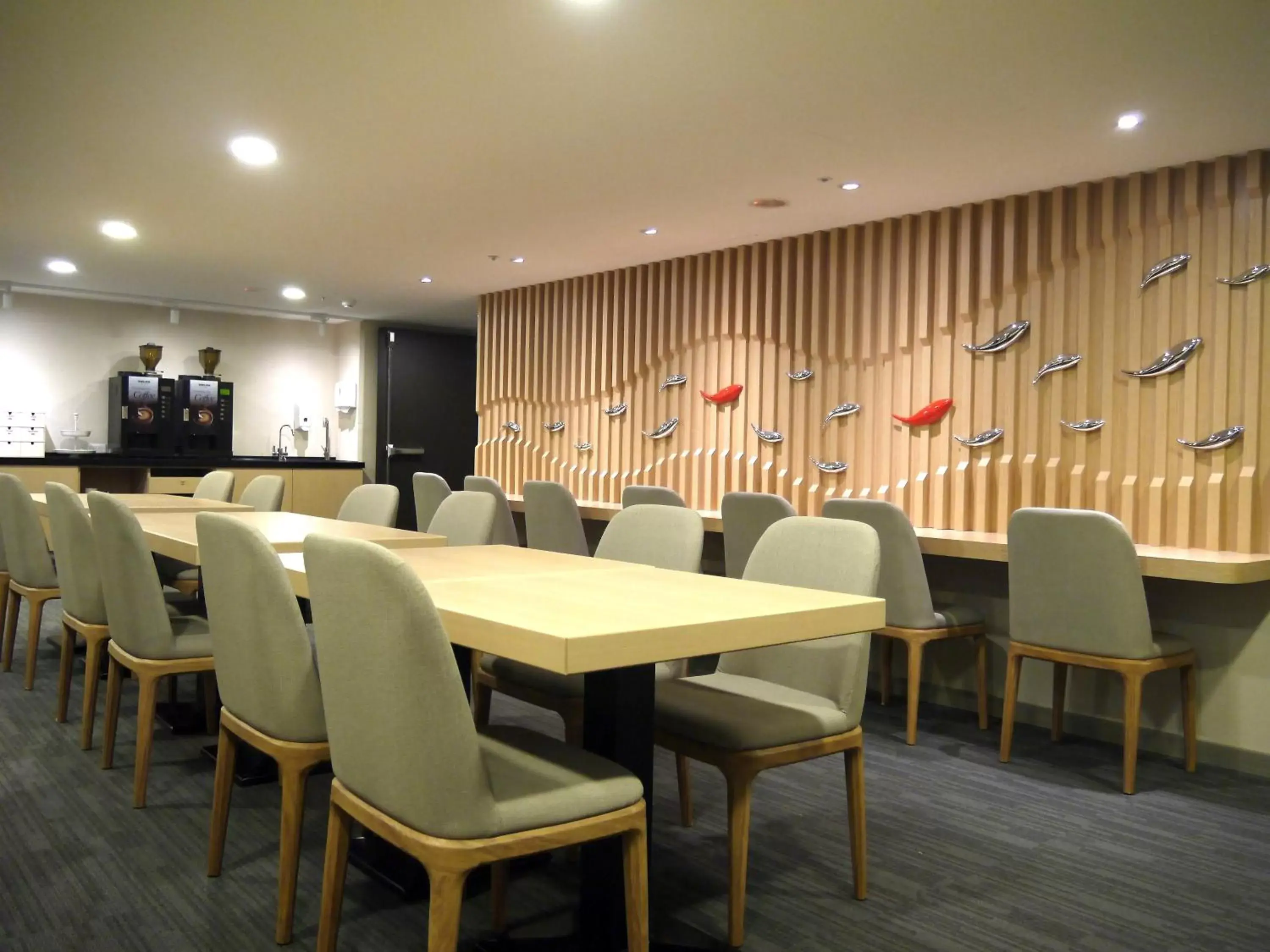 Communal lounge/ TV room in Eastin Taipei Hotel