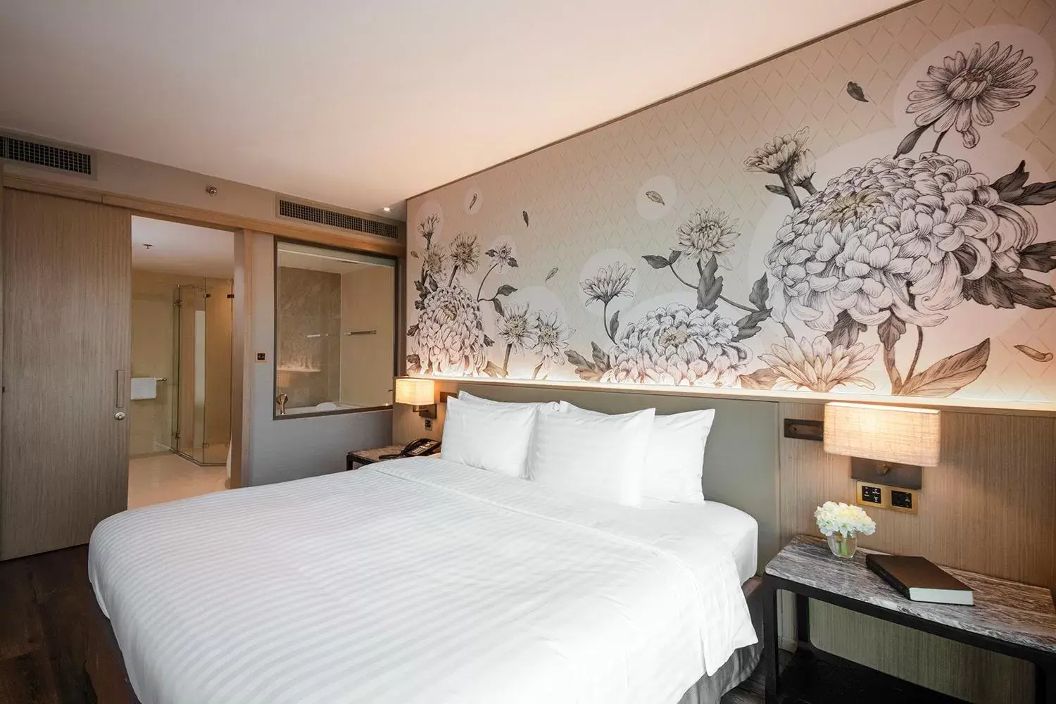 Shower, Bed in Sivatel Bangkok Hotel