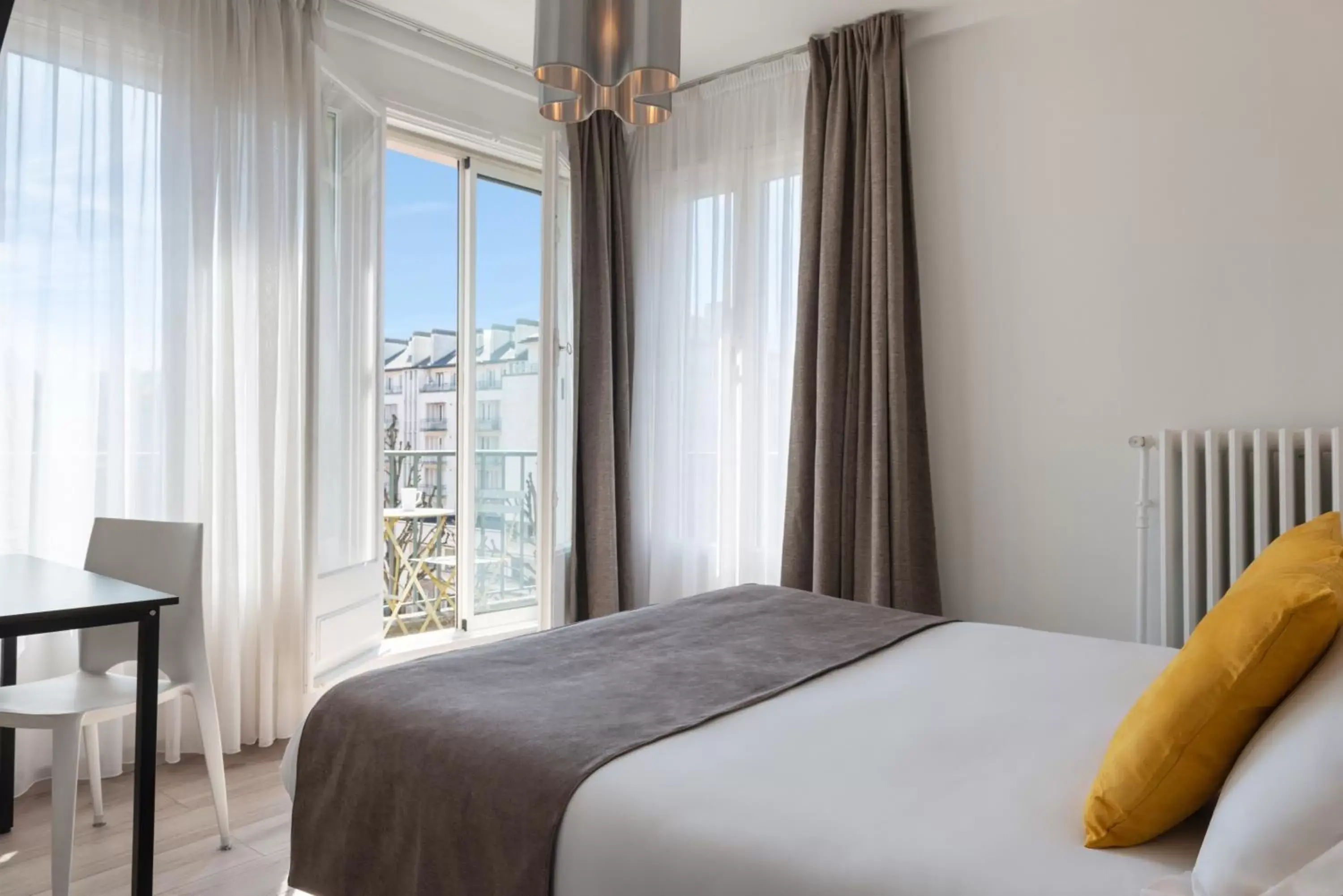 Bedroom, Bed in The Originals City, Hôtel Notre Dame, Rouen