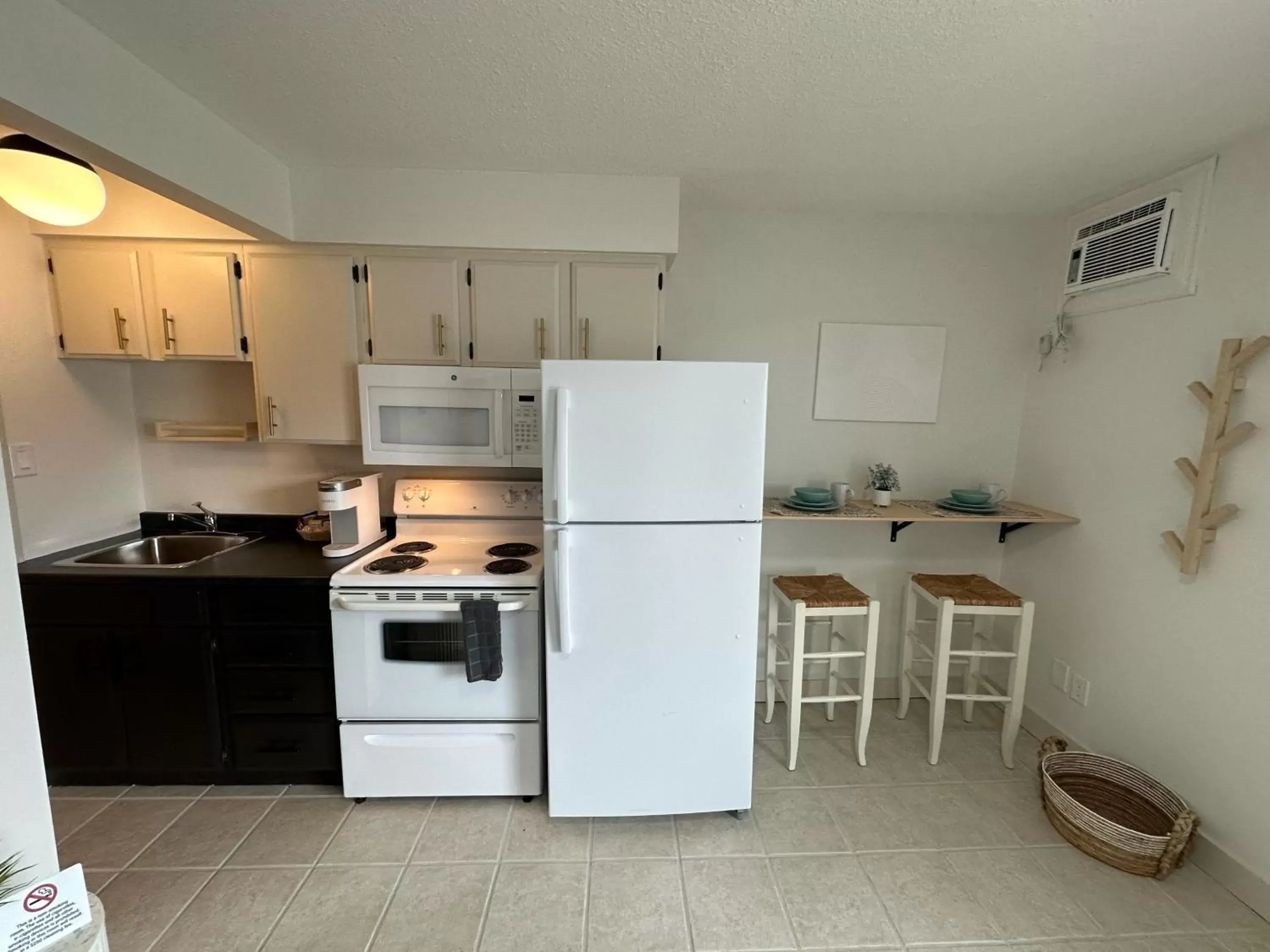 Kitchen or kitchenette, Kitchen/Kitchenette in Lakeside Villa Inn & Suites