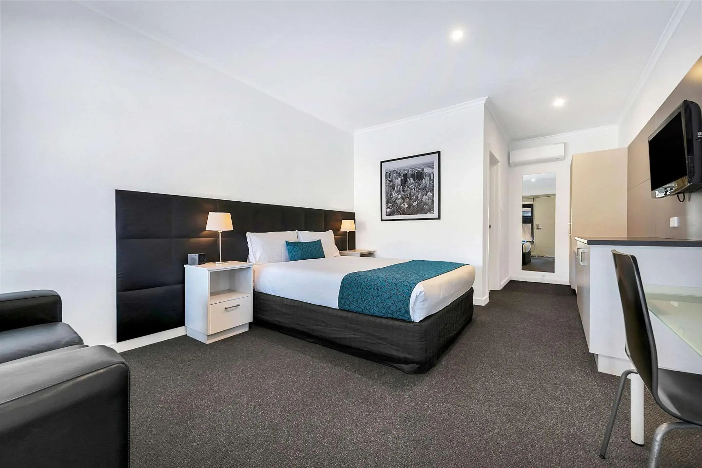 Photo of the whole room, Bed in COMFORT INN MANHATTAN - ADELAIDE