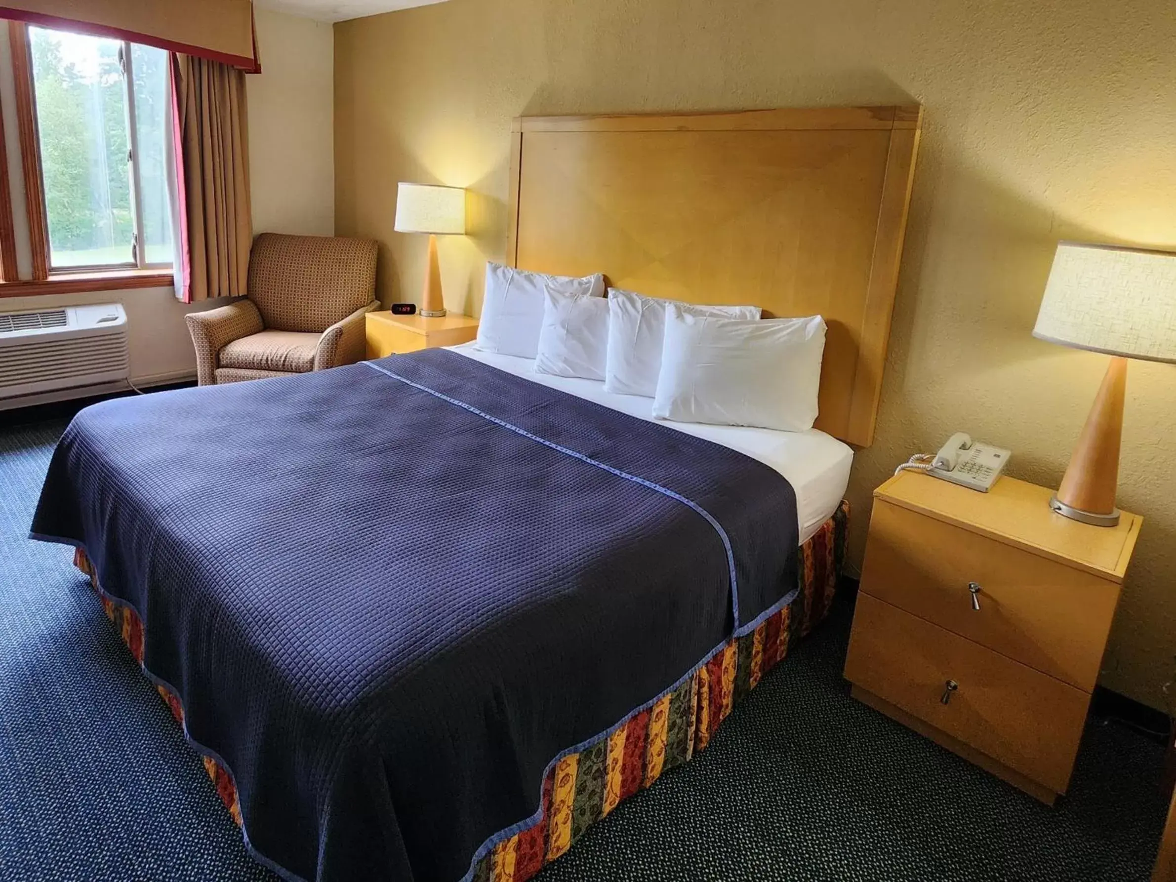 Bed in Katahdin Inn & Suites