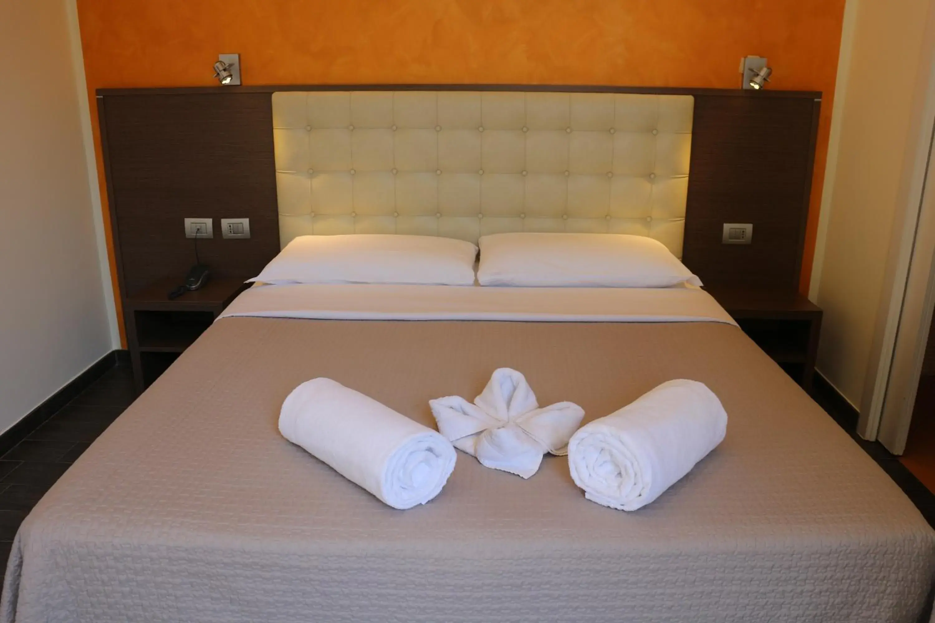 Property building, Bed in Hotel La Madonnina