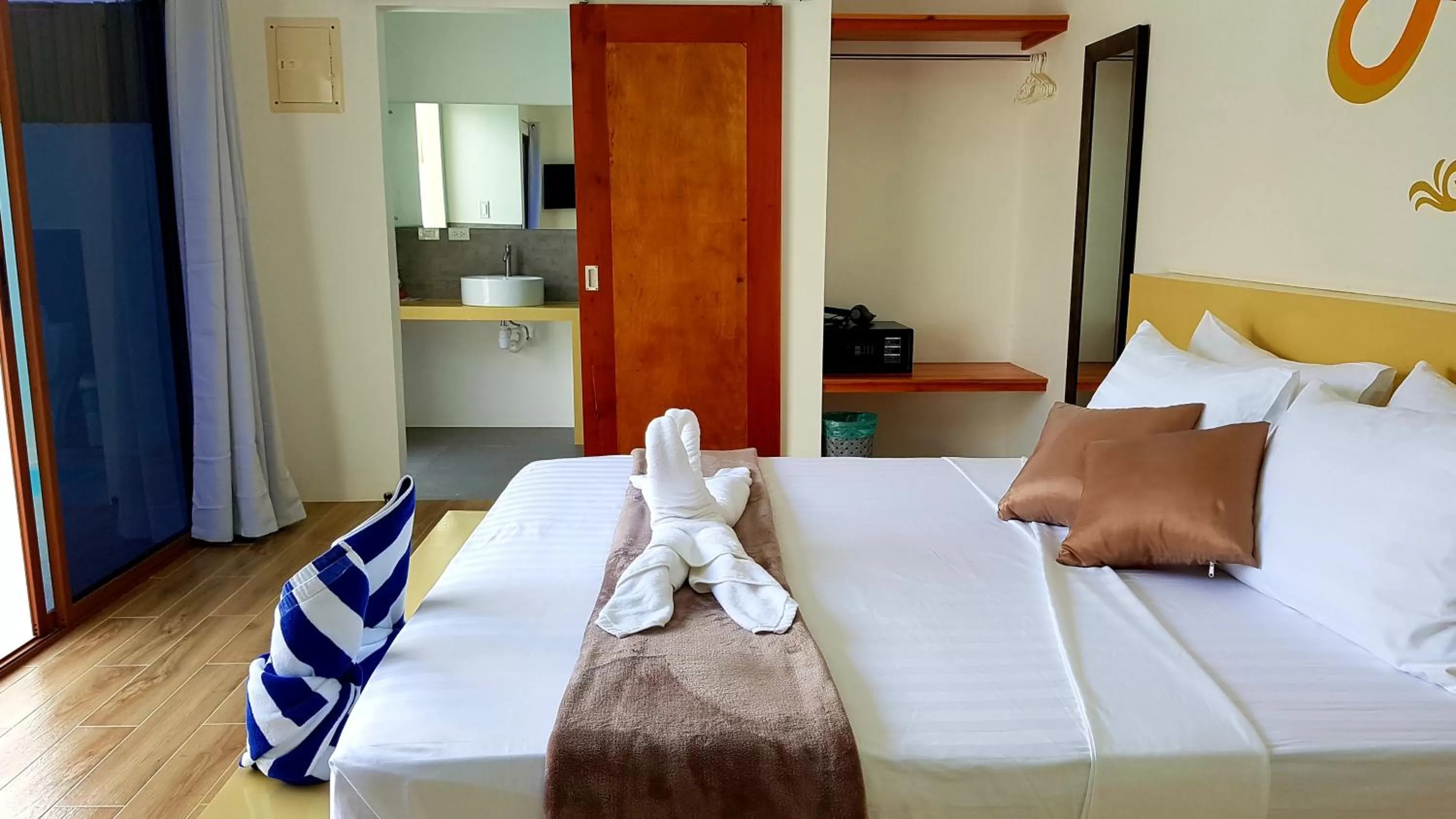 Bathroom, Bed in Montecarlo Villas Panglao