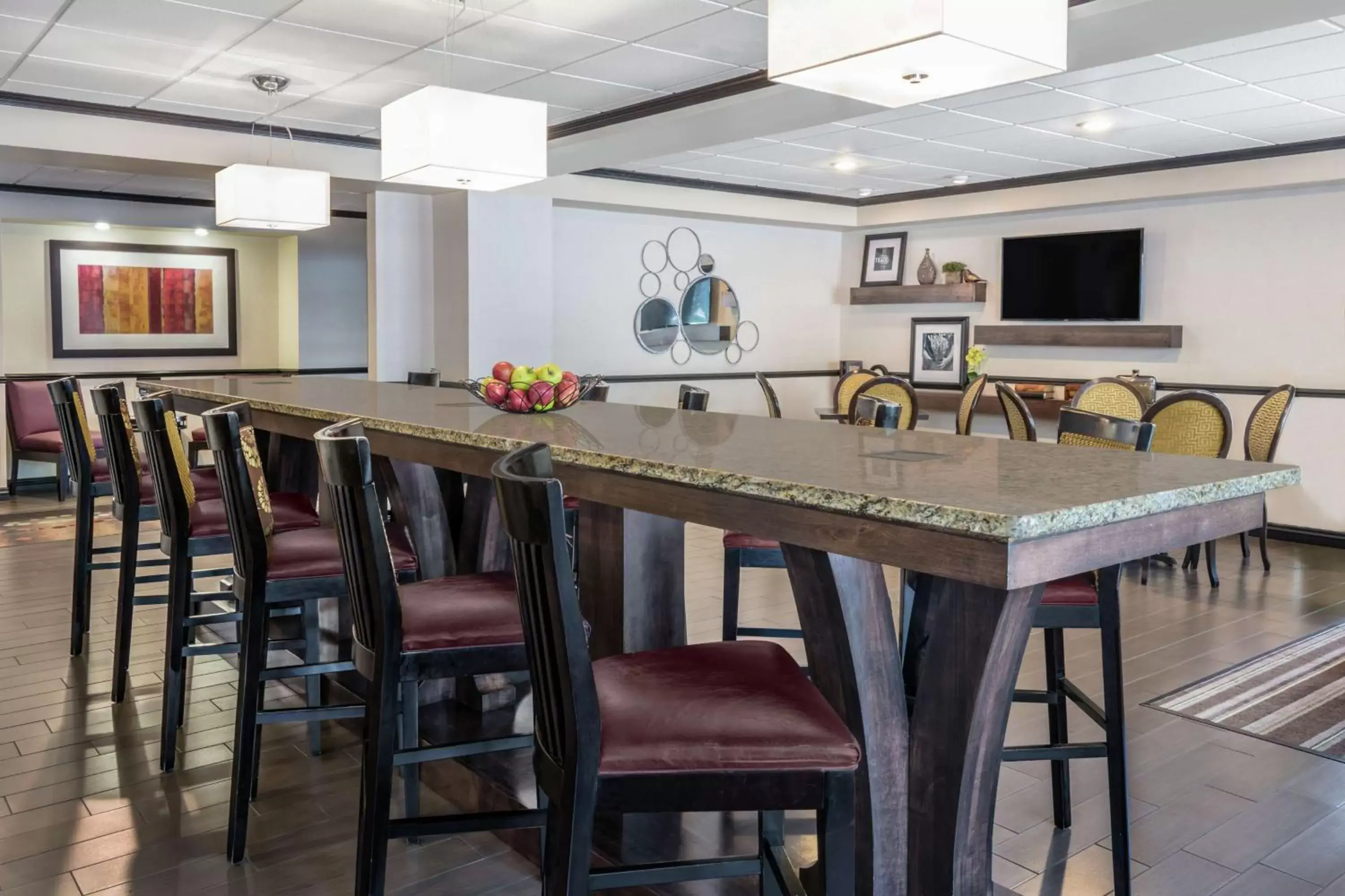 Dining area in Hampton Inn South Heritage Park