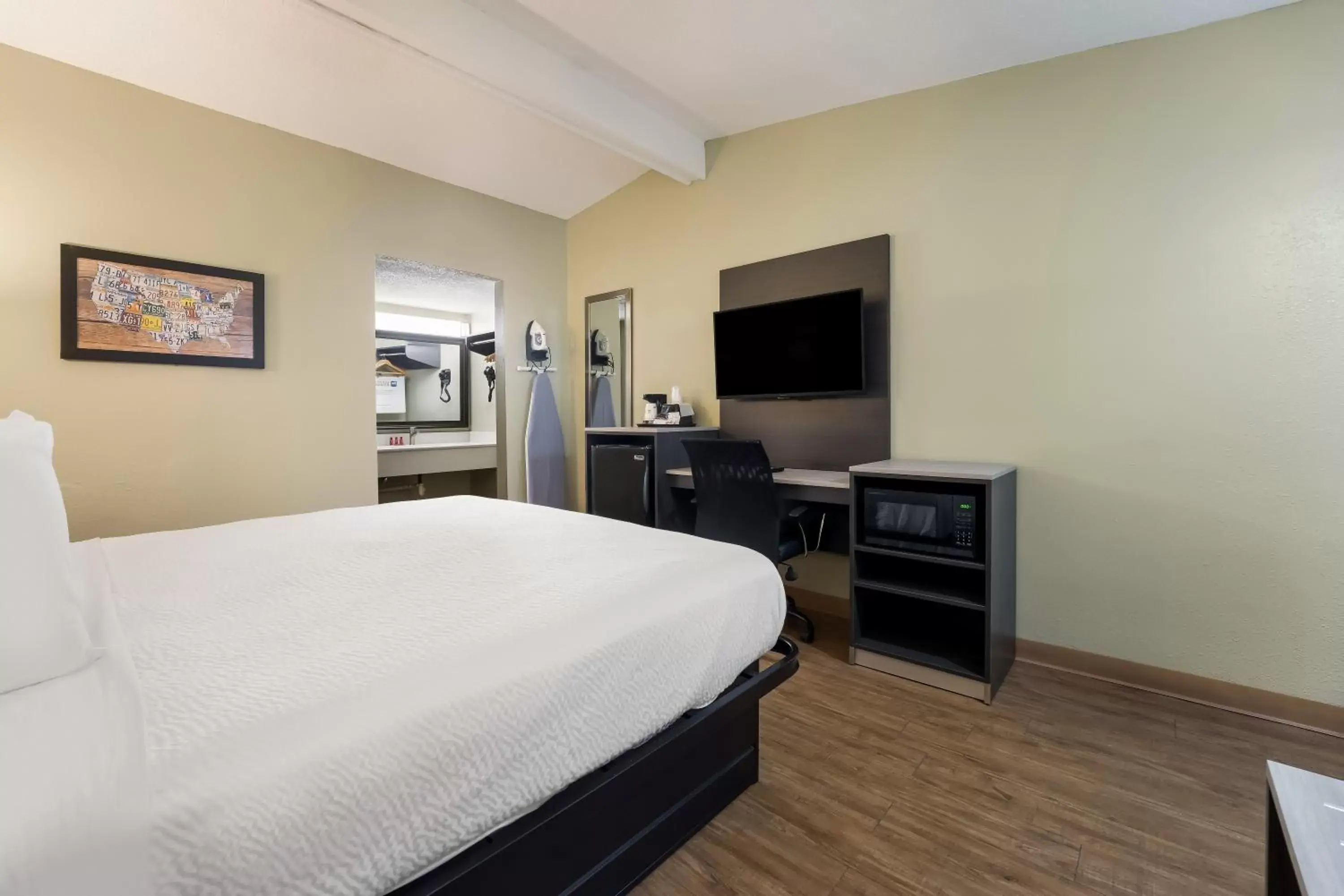 Bed, TV/Entertainment Center in SureStay Hotel by Best Western Columbus Downtown