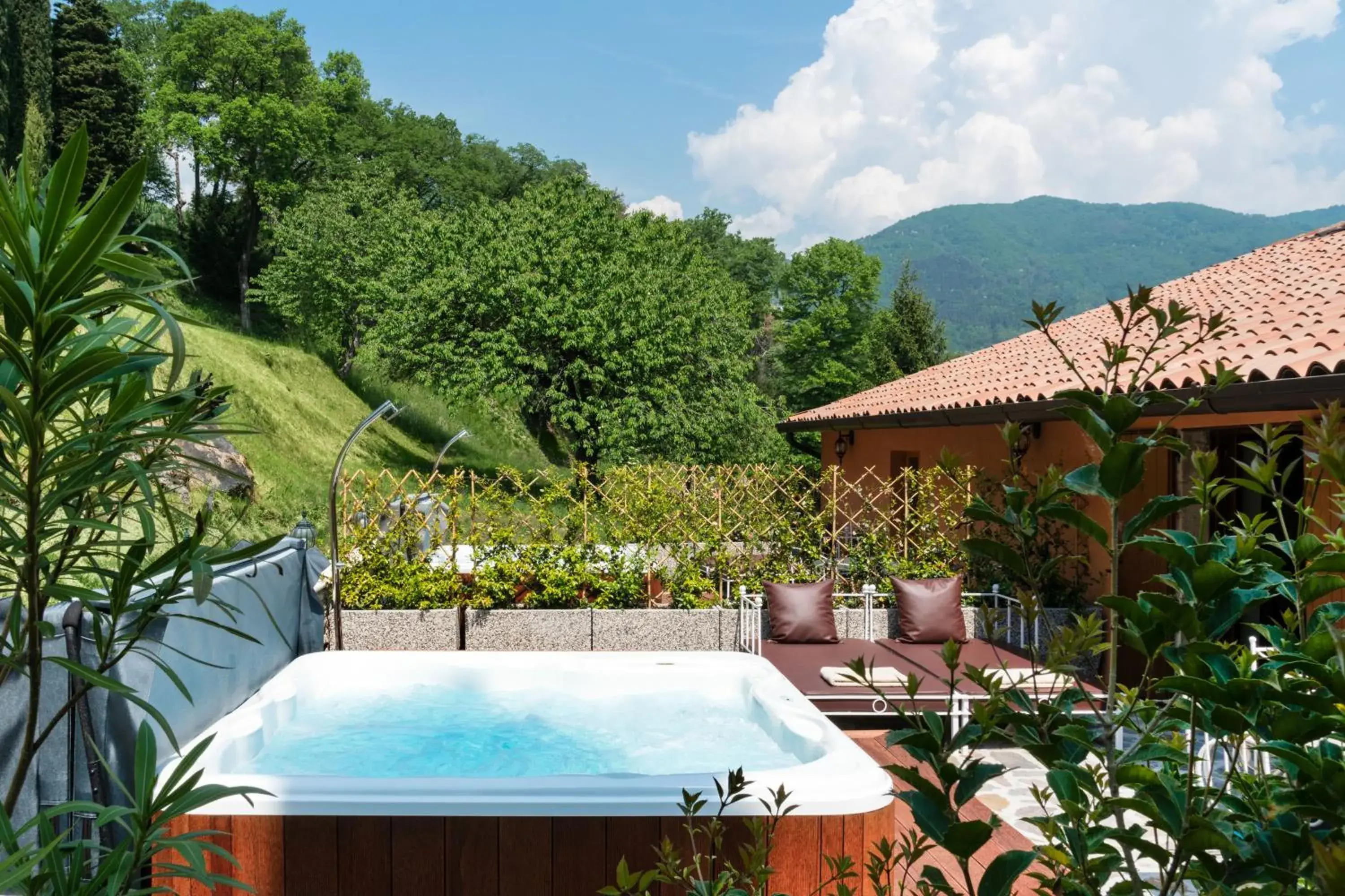 Hot Tub, Swimming Pool in Boutique Hotel Villa Sostaga