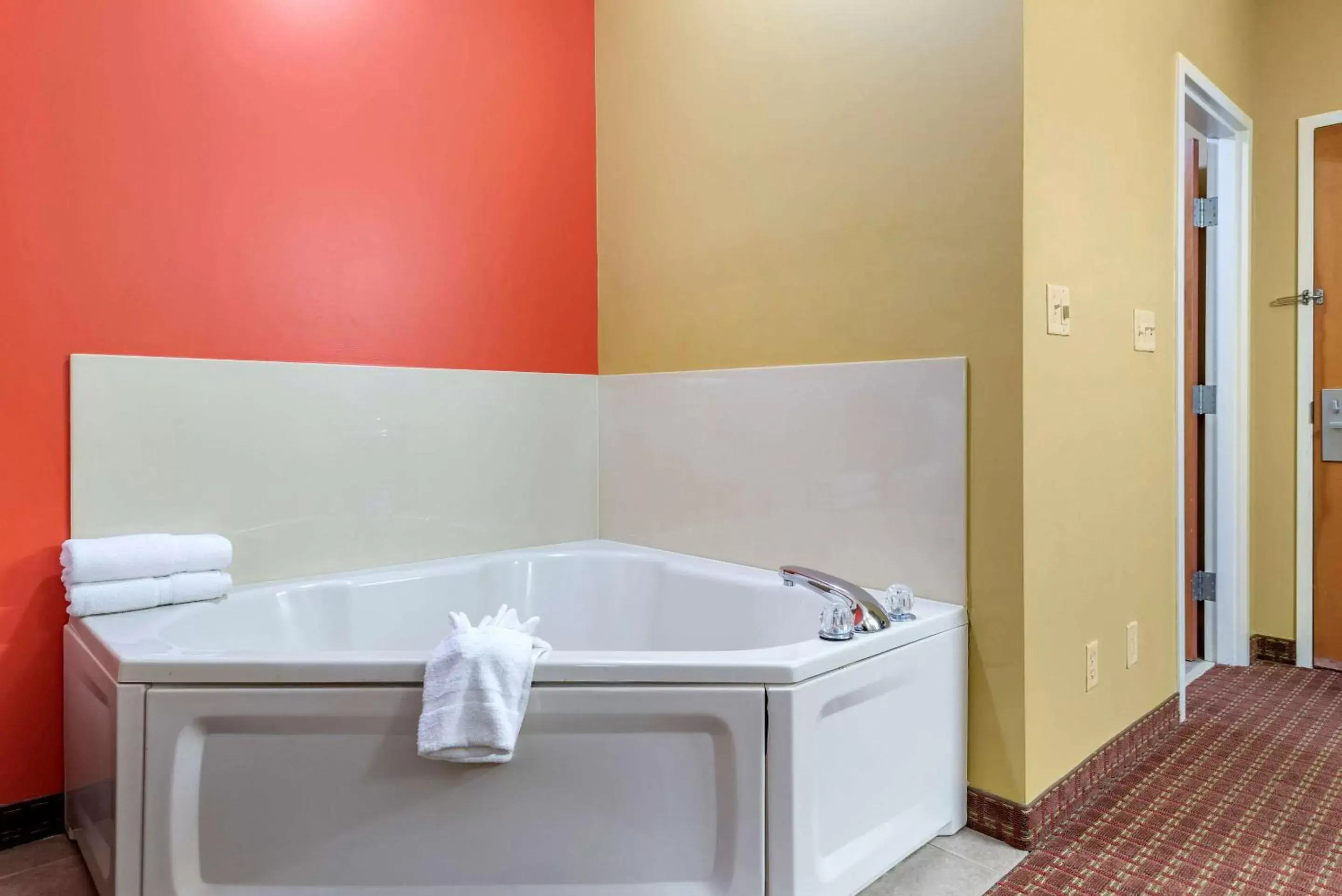 Photo of the whole room, Bathroom in Econo Lodge Airport Louisville