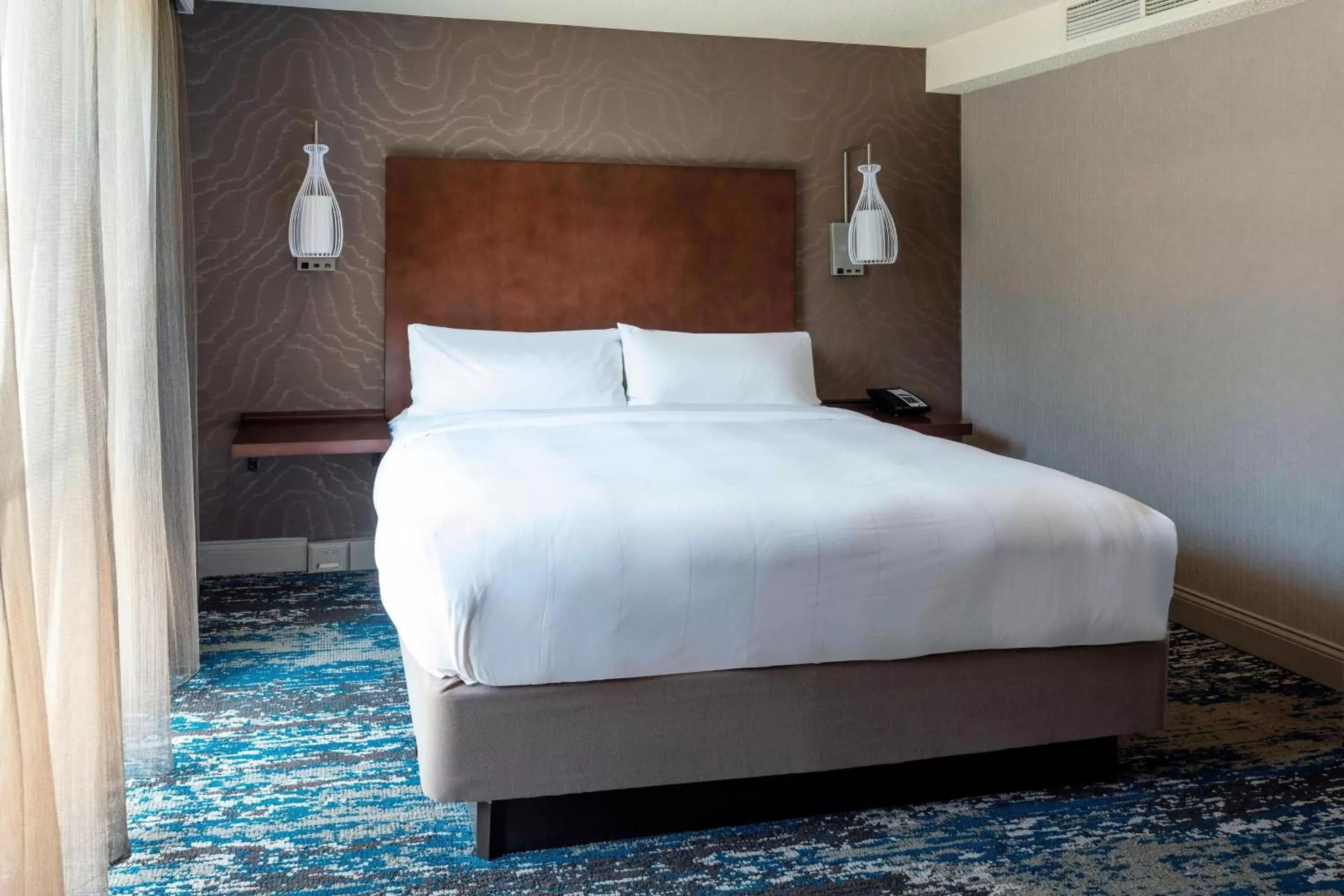 Bedroom, Bed in Boston Marriott Newton