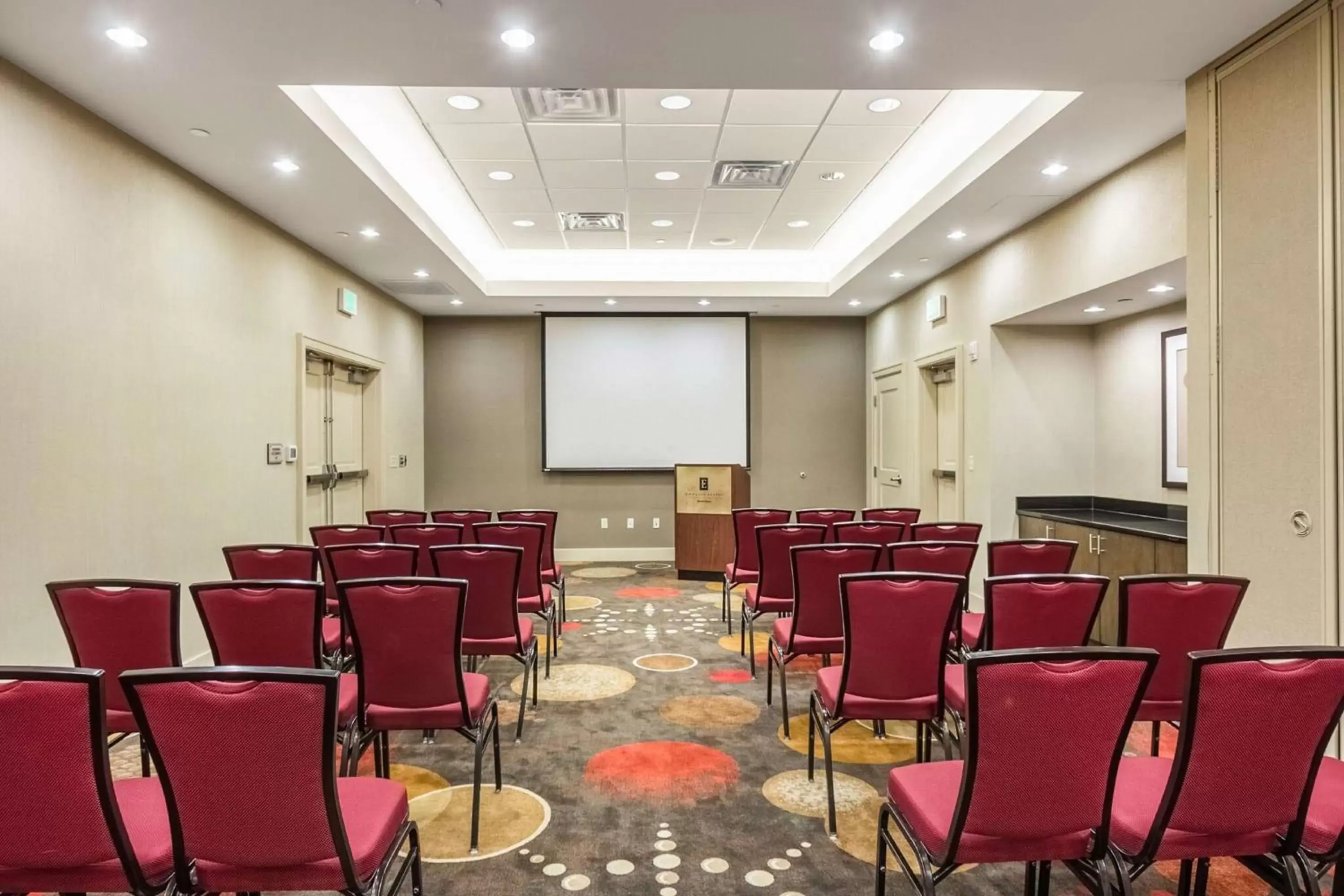 Meeting/conference room in Embassy Suites by Hilton Newark Airport