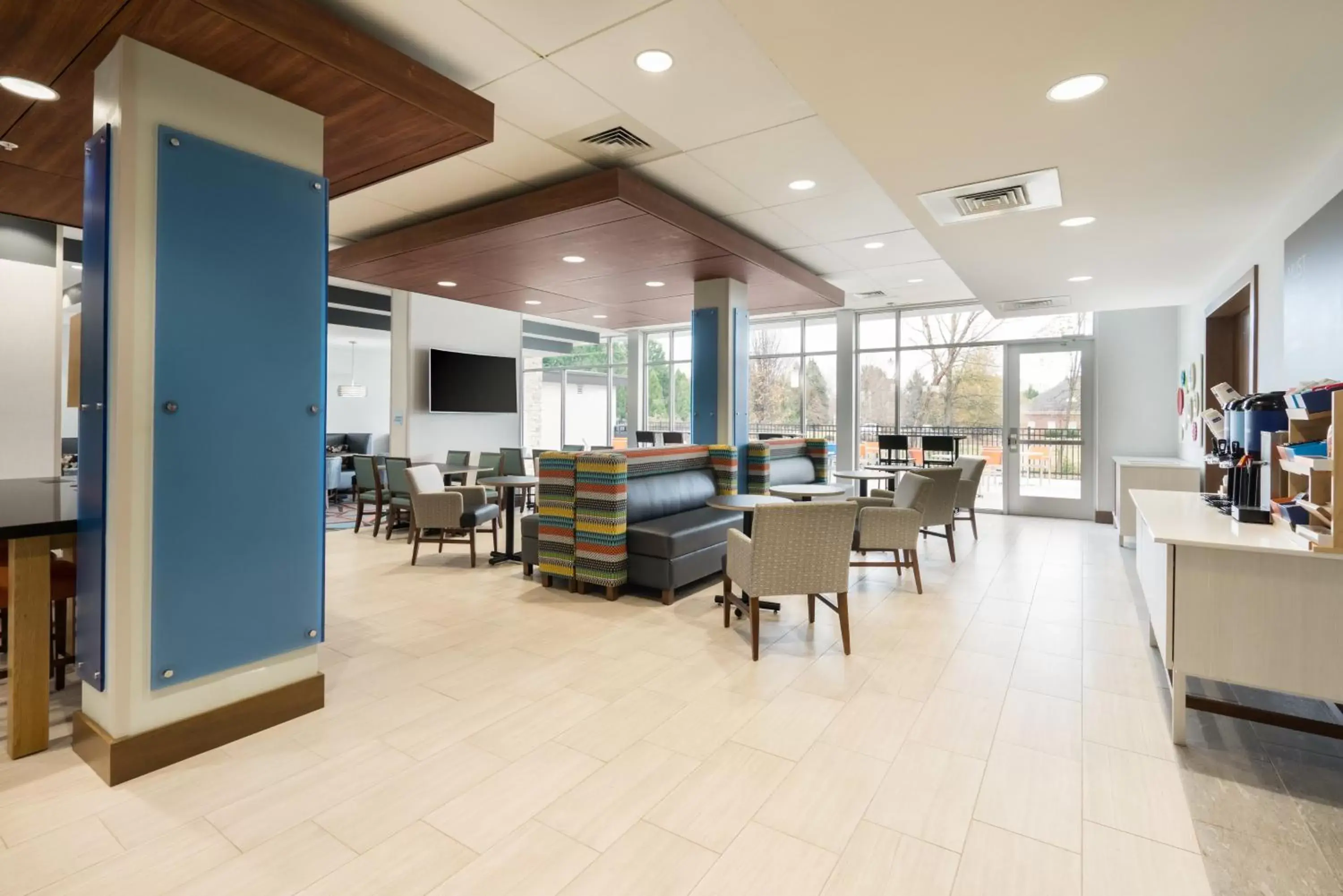 Lobby or reception, Restaurant/Places to Eat in Holiday Inn Express & Suites Greenville SE - Simpsonville, an IHG Hotel