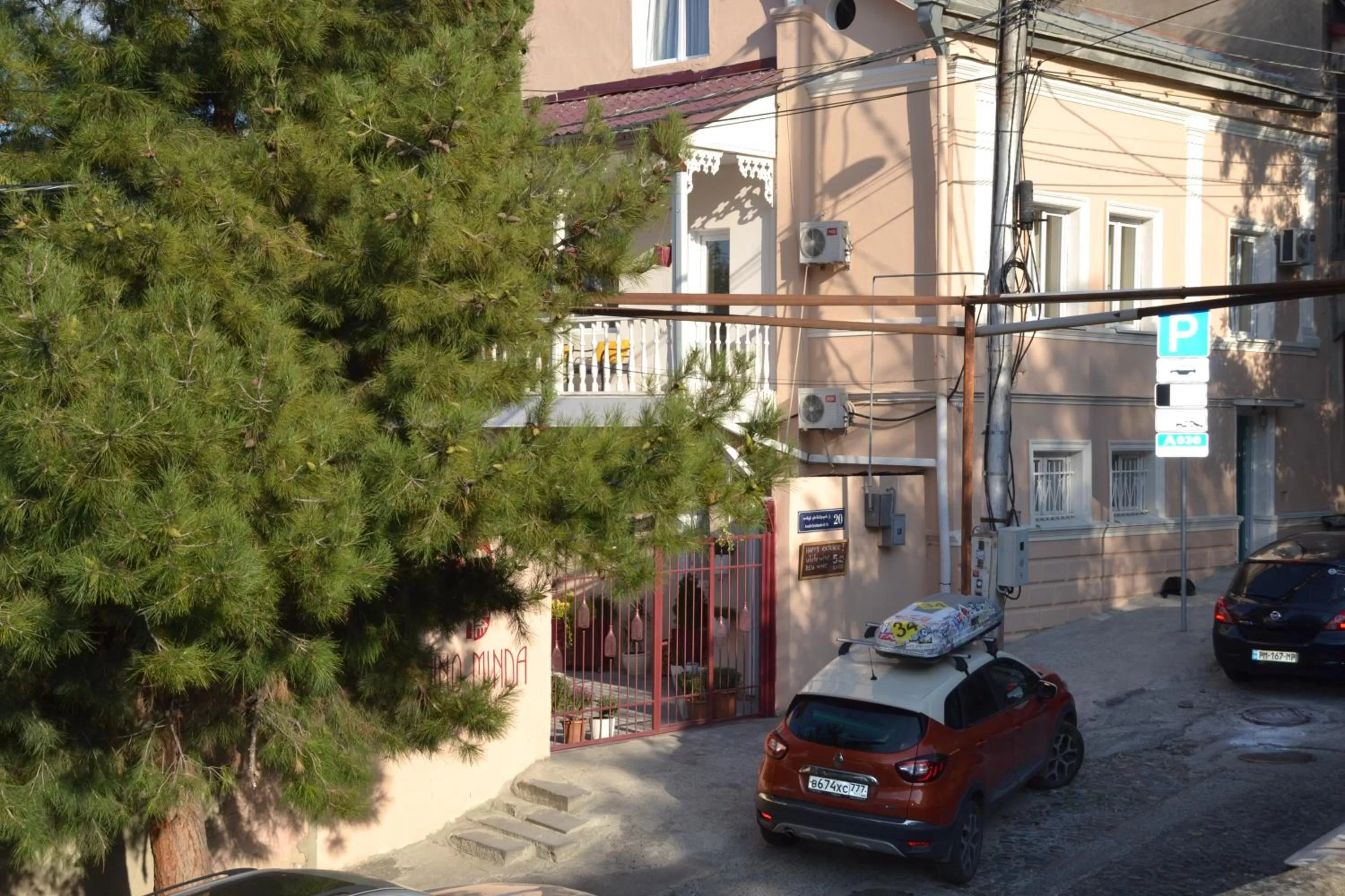 Facade/entrance in Gvino Minda