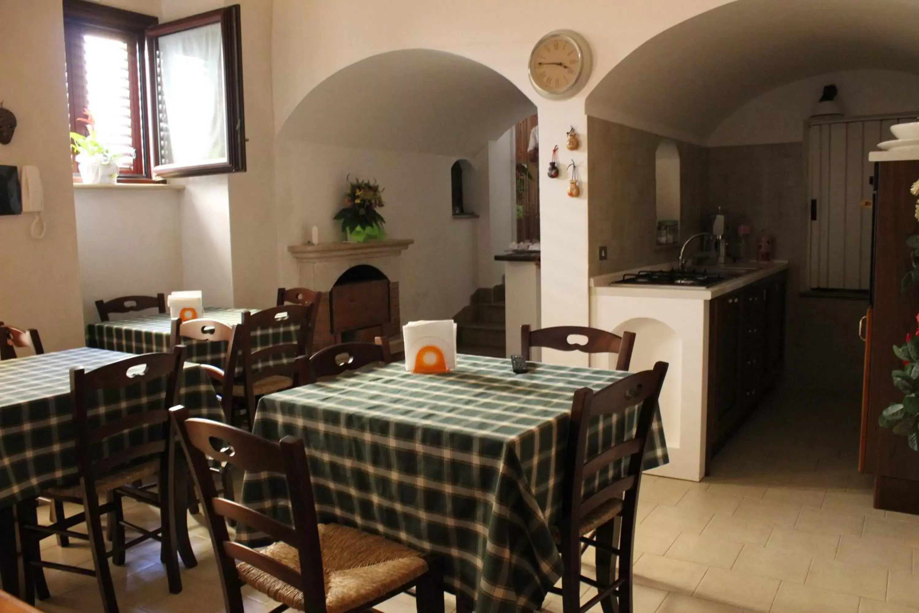 Kitchen or kitchenette, Dining Area in B&B La Volta