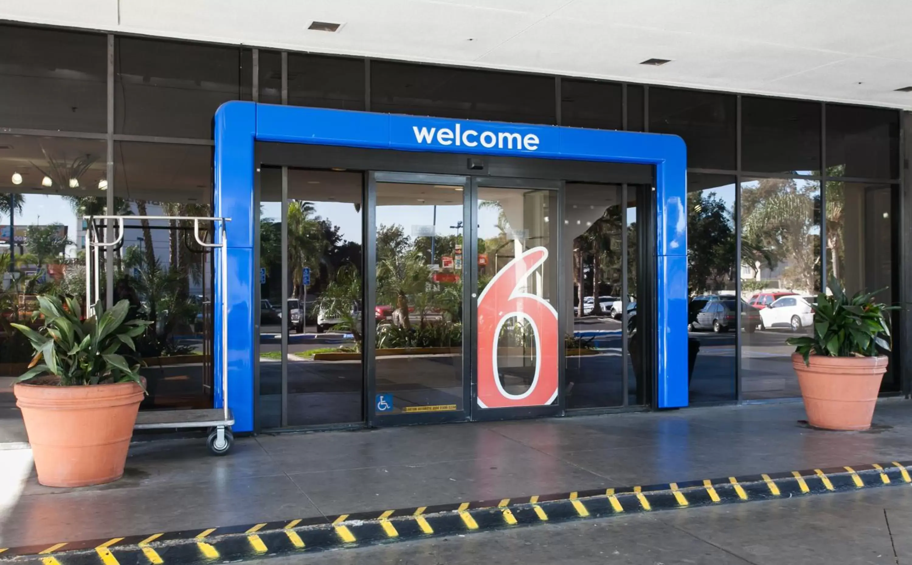 Facade/entrance in Motel 6-Los Angeles, CA - Los Angeles - LAX