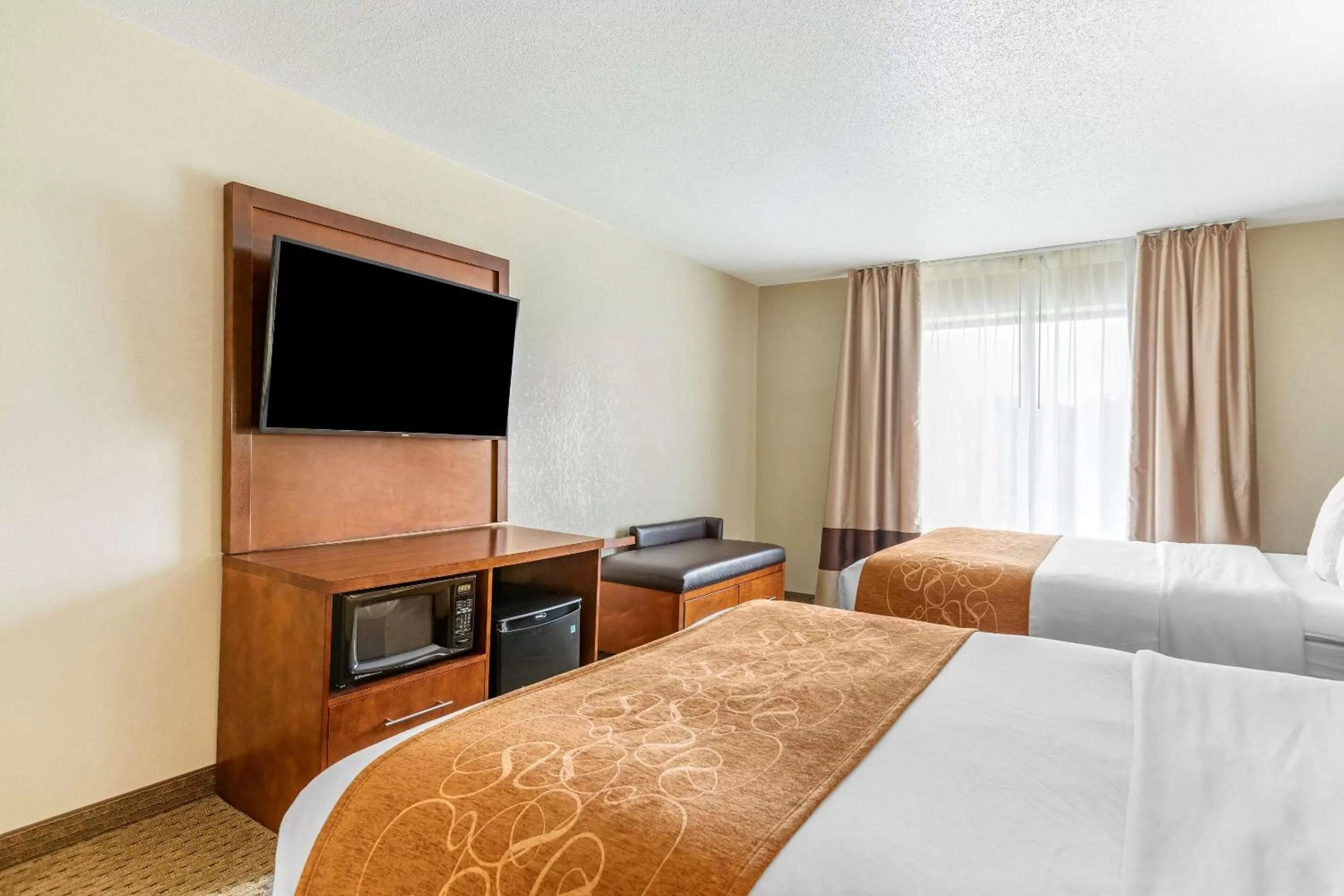 Photo of the whole room, Bed in Comfort Suites Grand Rapids North