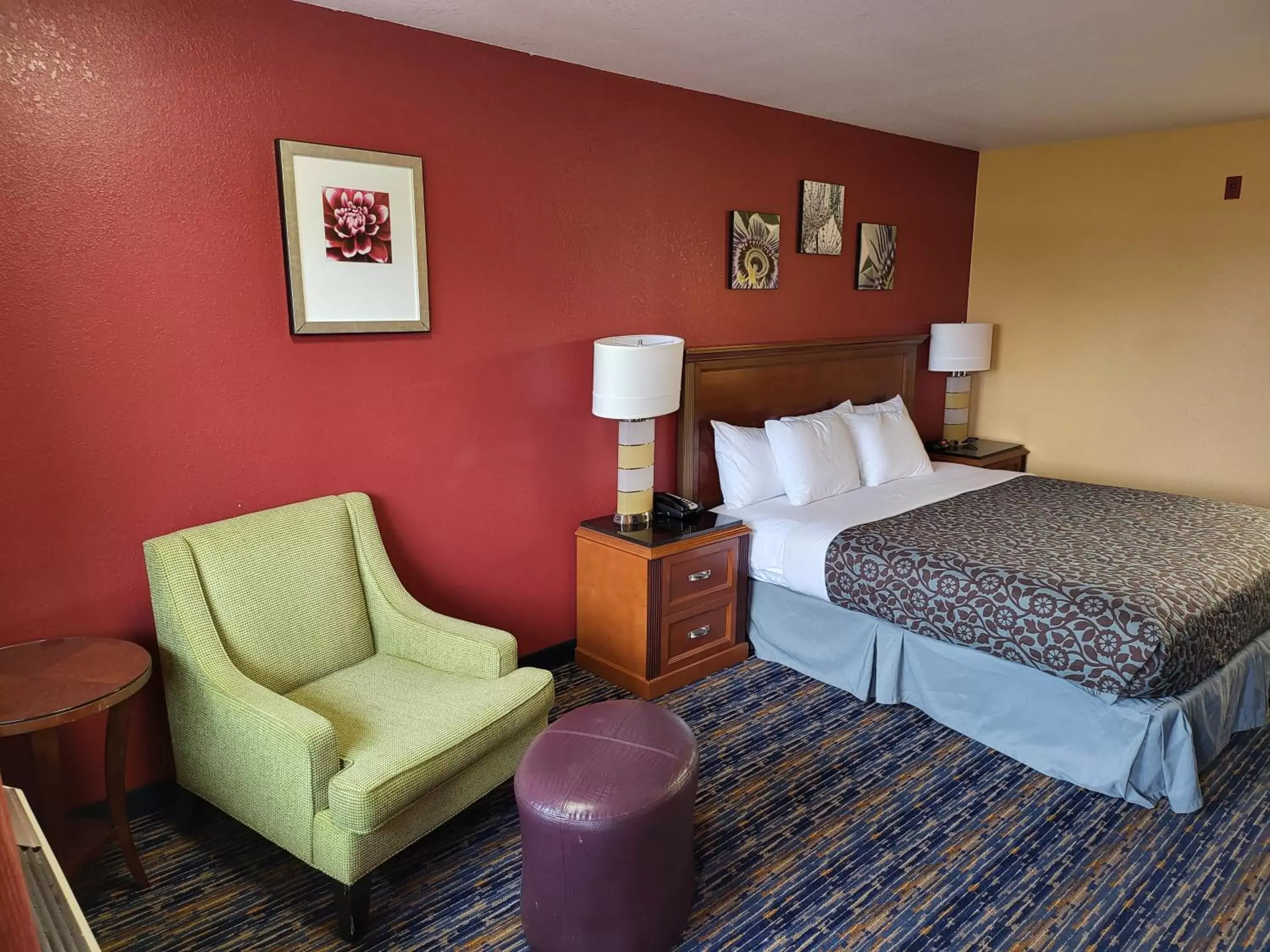 Bedroom in Olympic Inn & Suites Port Angeles