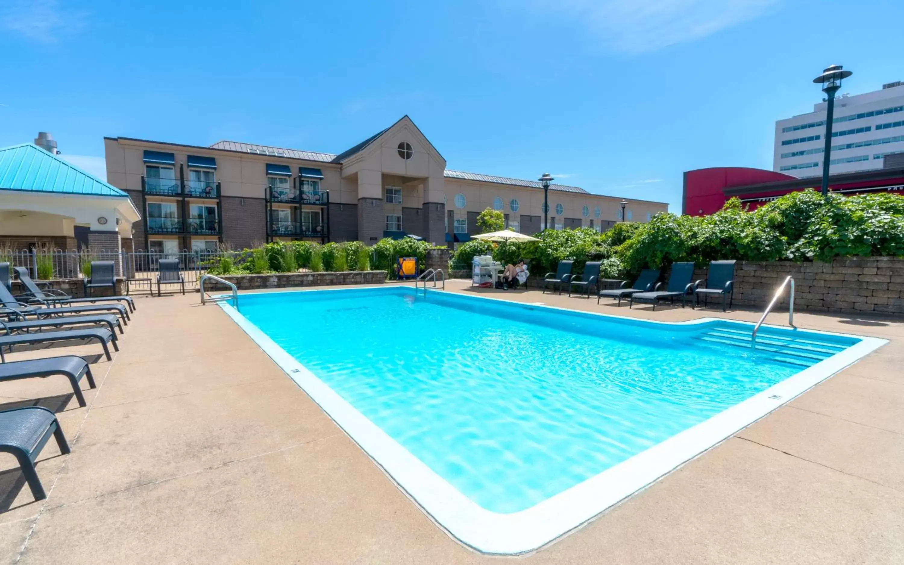 Property building, Swimming Pool in Hôtel Lindbergh