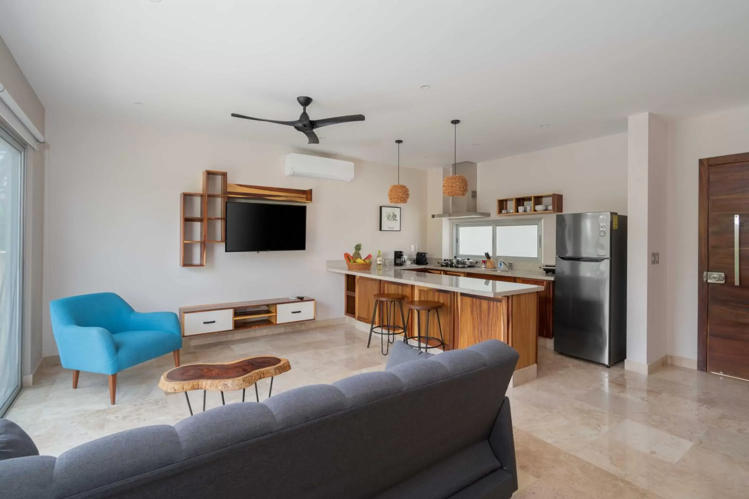 Kitchen or kitchenette, Seating Area in Valhalla Residences by Biwa