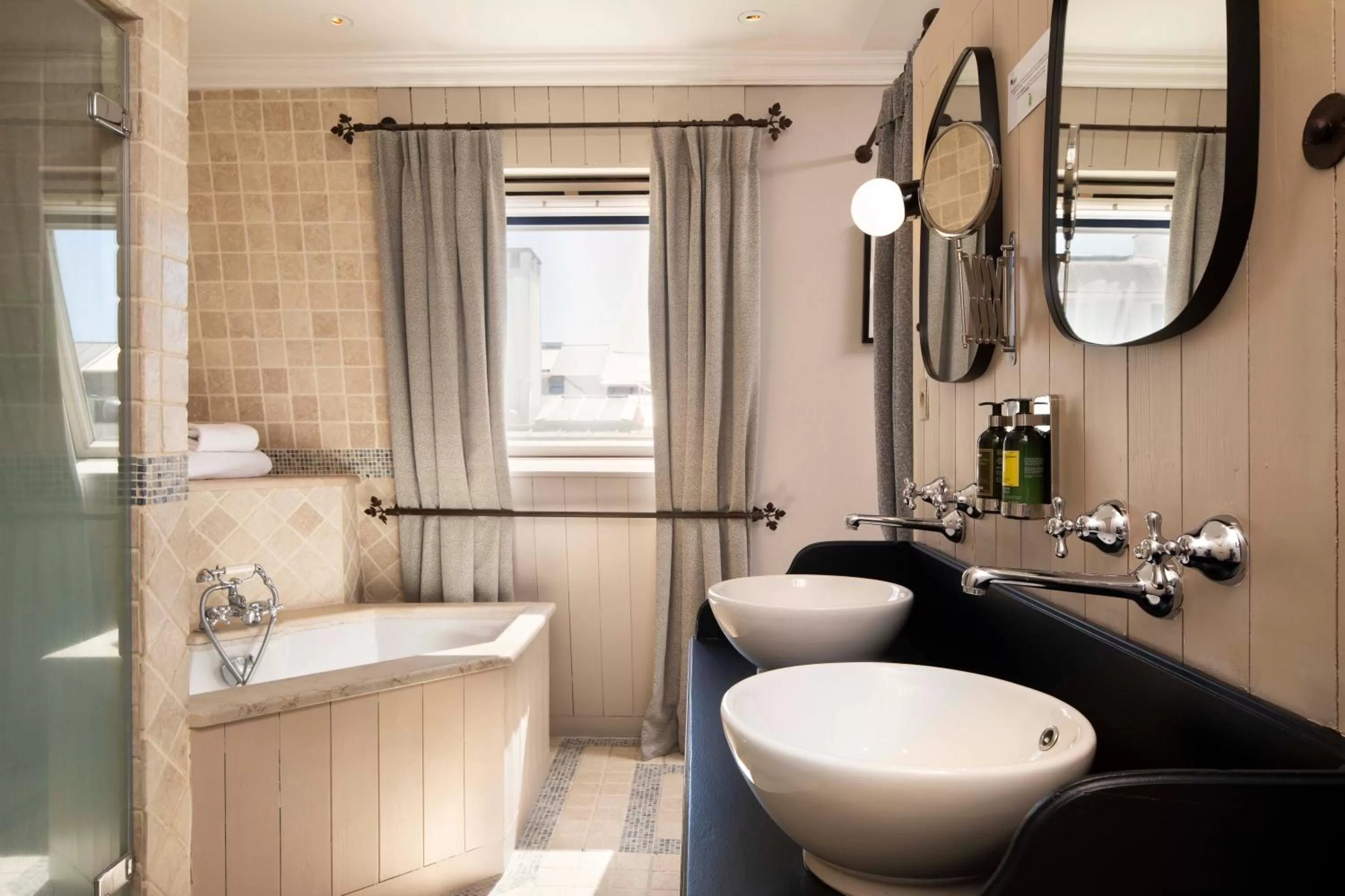 Bathroom in Hôtel Elysées Régencia