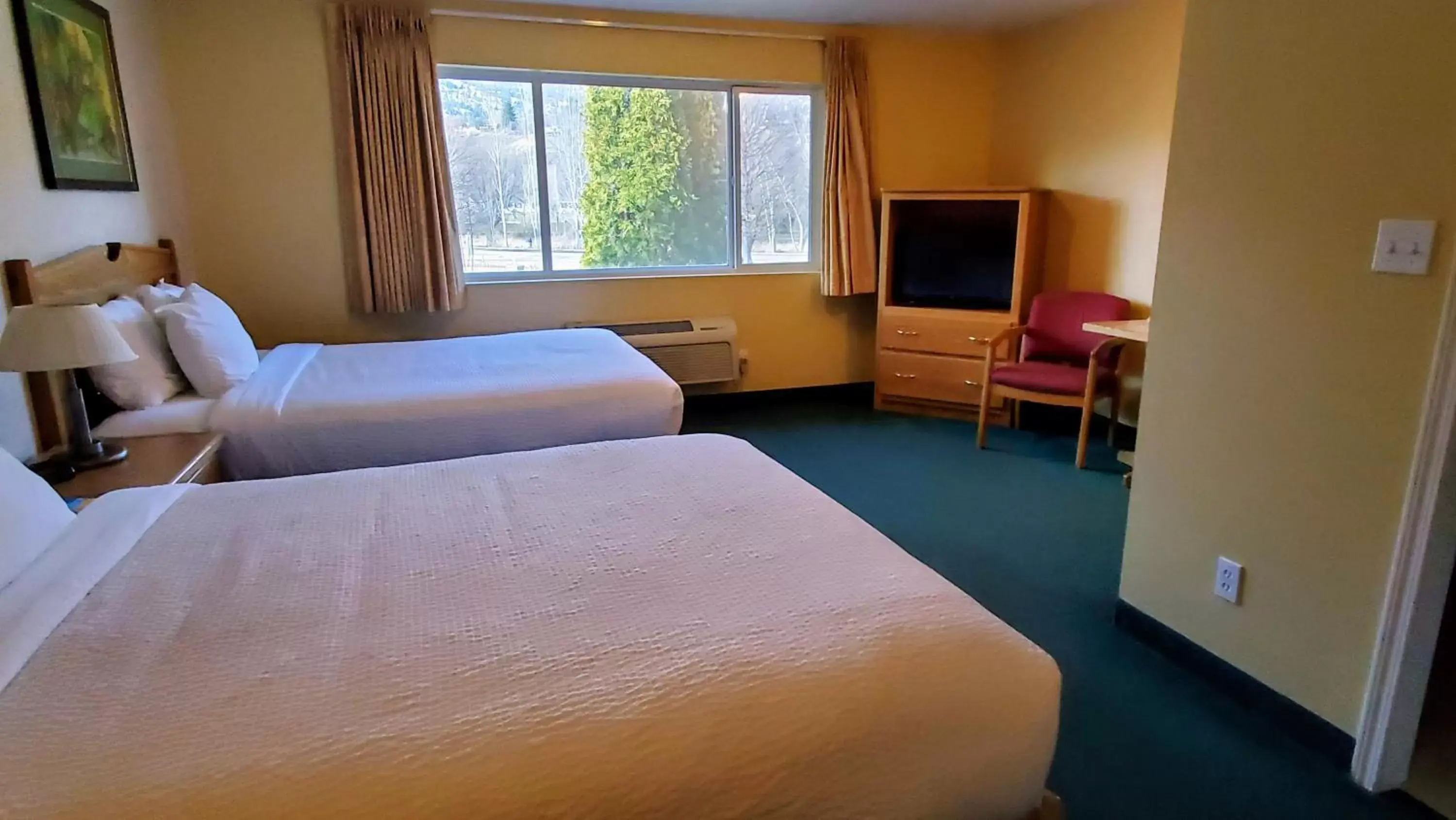 Photo of the whole room, Bed in Days Inn by Wyndham Penticton Conference Centre