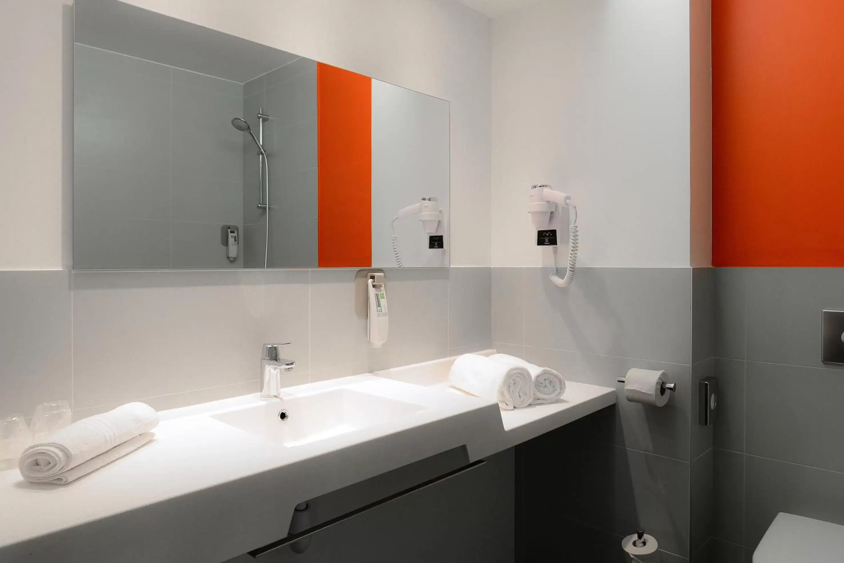 Bathroom in ibis Styles Caen centre gare