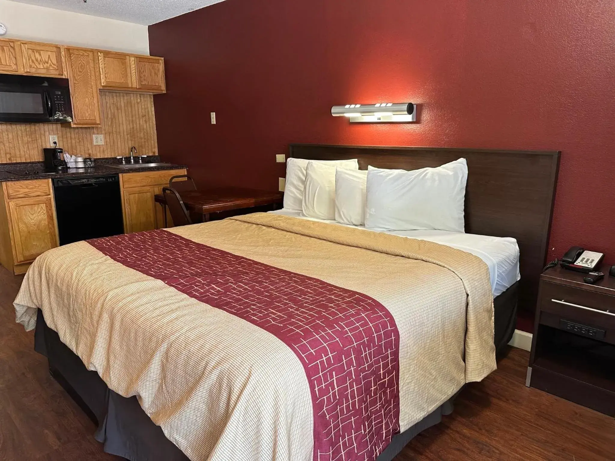 Bedroom, Bed in Red Roof Inn Parkersburg