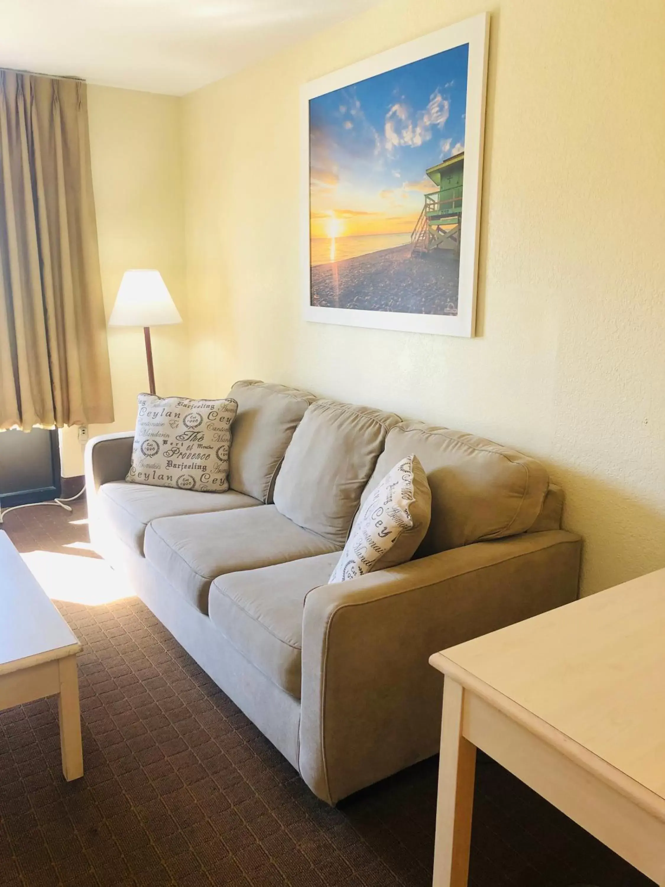 Seating Area in Days Inn & Suites by Wyndham Navarre Conference Center