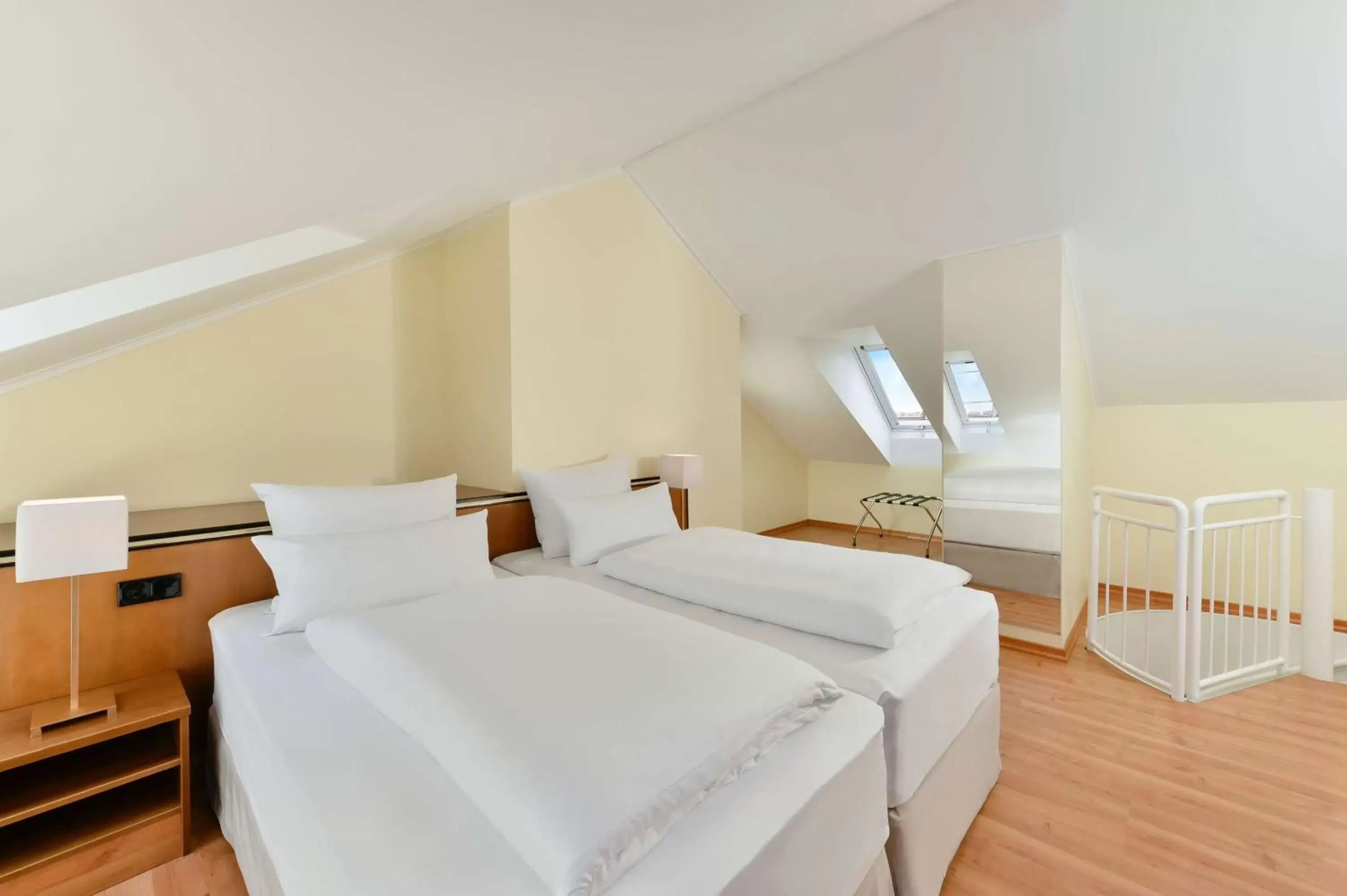 Photo of the whole room, Bed in NH München City Süd