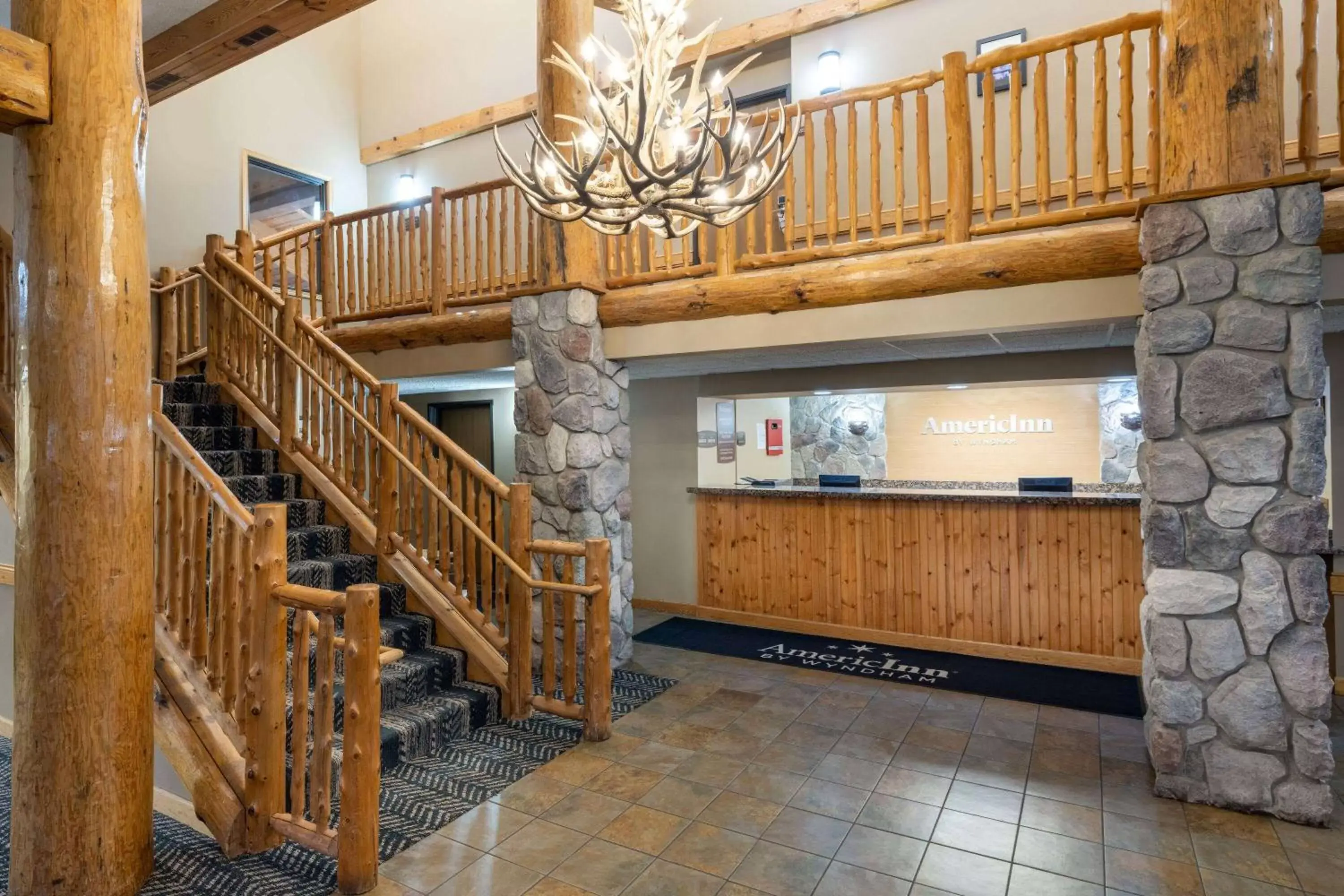 Lobby or reception, Kitchen/Kitchenette in AmericInn by Wyndham Two Harbors Near Lake Superior