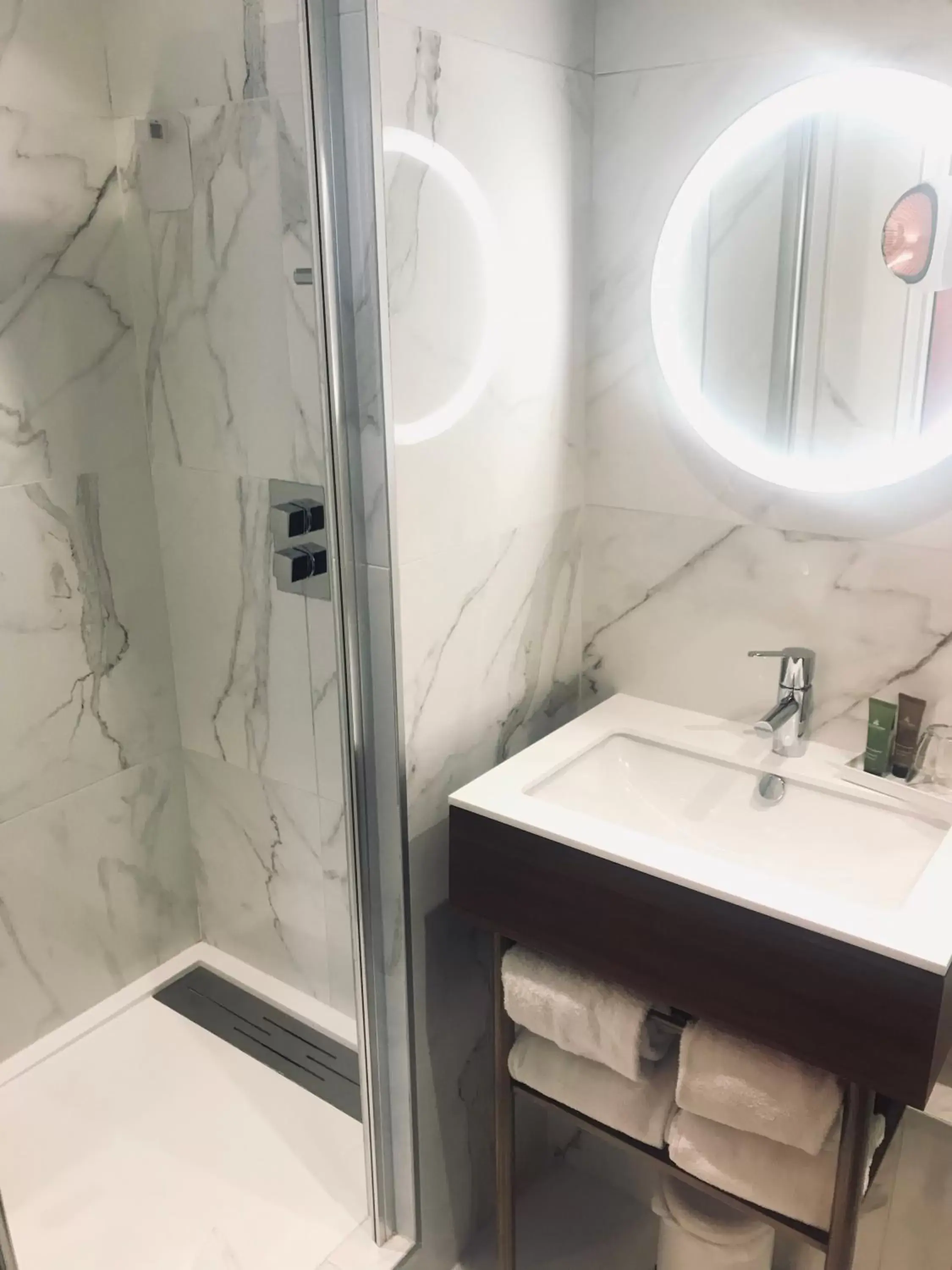 Shower, Bathroom in Hôtel Le Cheval Blanc