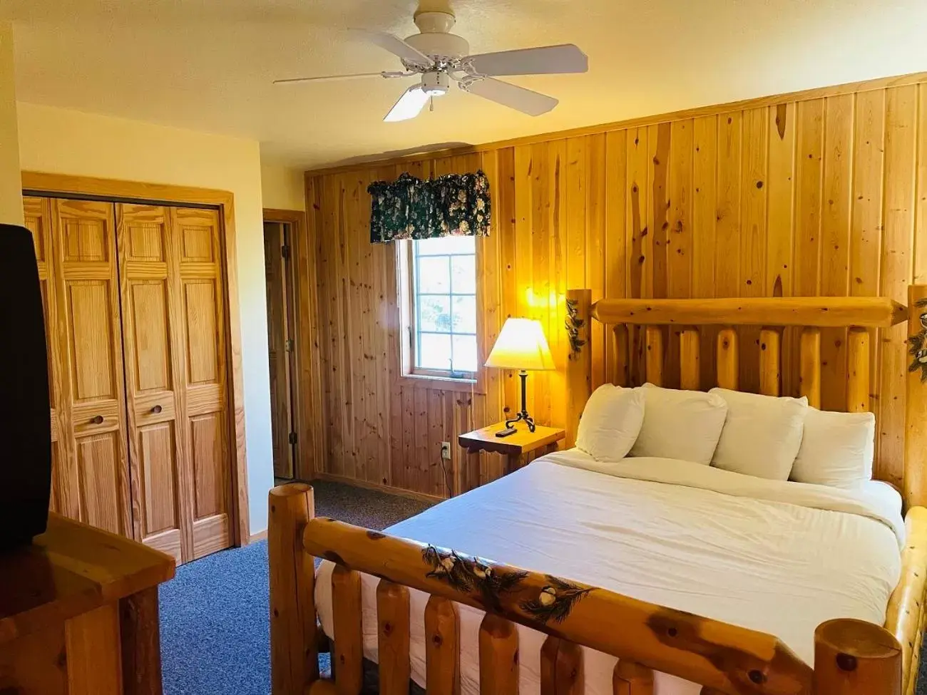 Bed in Drummond Island Resort & Conference Center