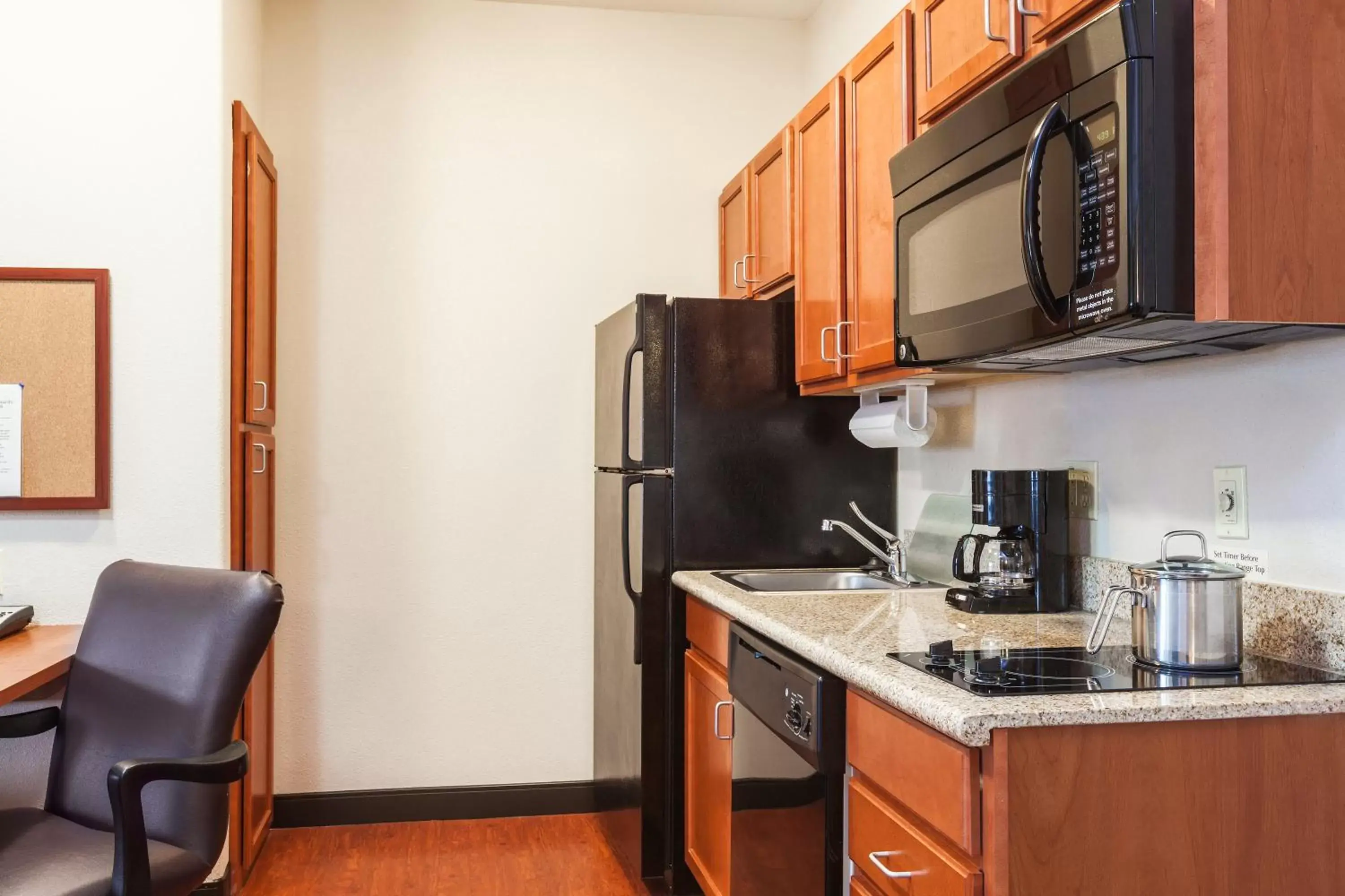 Photo of the whole room, Kitchen/Kitchenette in Candlewood Suites Lake Jackson, an IHG Hotel