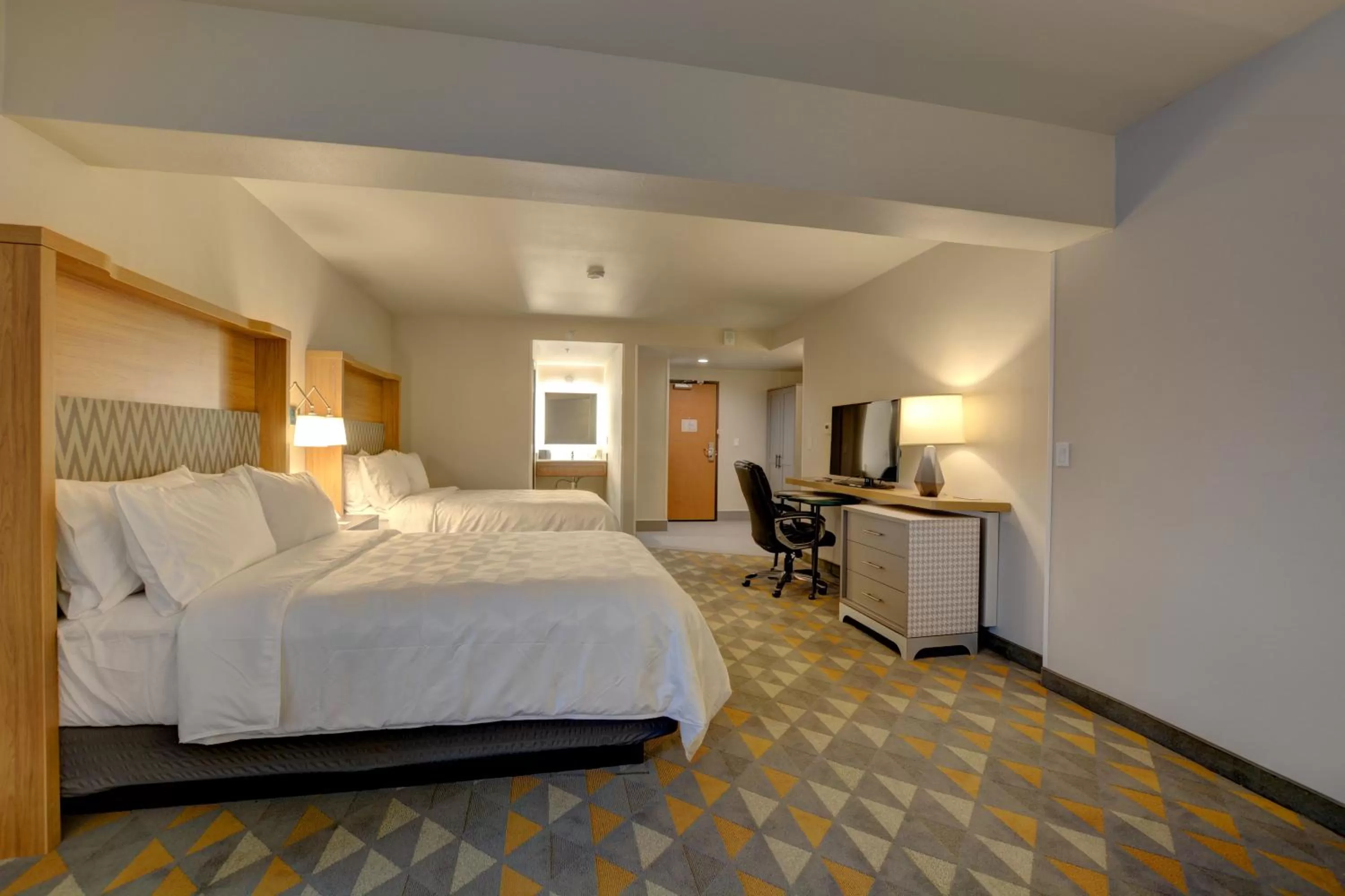Photo of the whole room, Bed in Holiday Inn - Salem by IHG